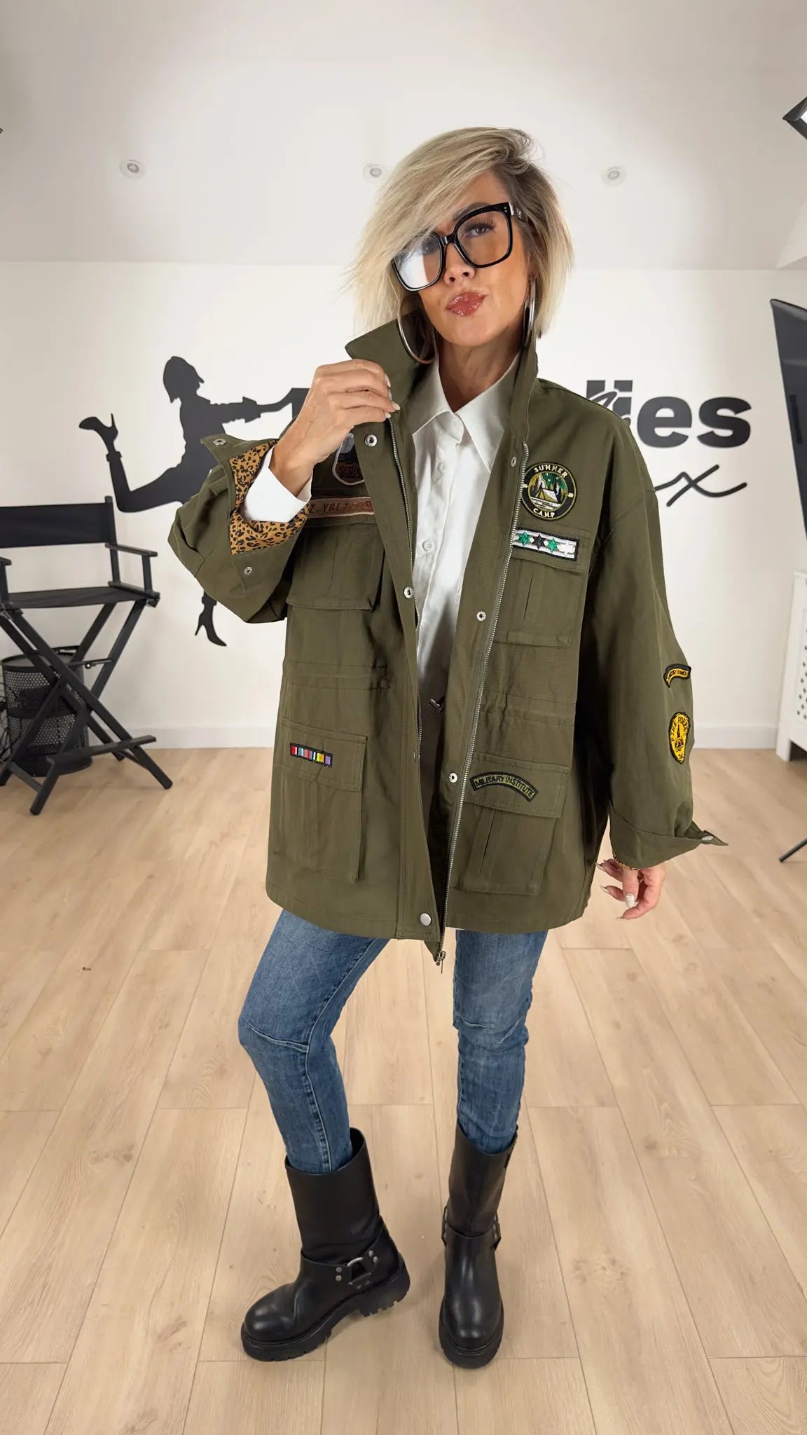 Image of vêtements_femme_mode_prêt-à-porter_boutique_tendance_mode_fashion_nouvelle_collection_nouveautés_look_tenue_style_chic_casual_élégante_fashion_qualité_tshirt_robe_short_blouson_veste_panatalon_top_blouse_pull_pois_jupe_salopette_denim_patch_hussard_officier_napoleon_mandarin_quedepie_jean_jeans