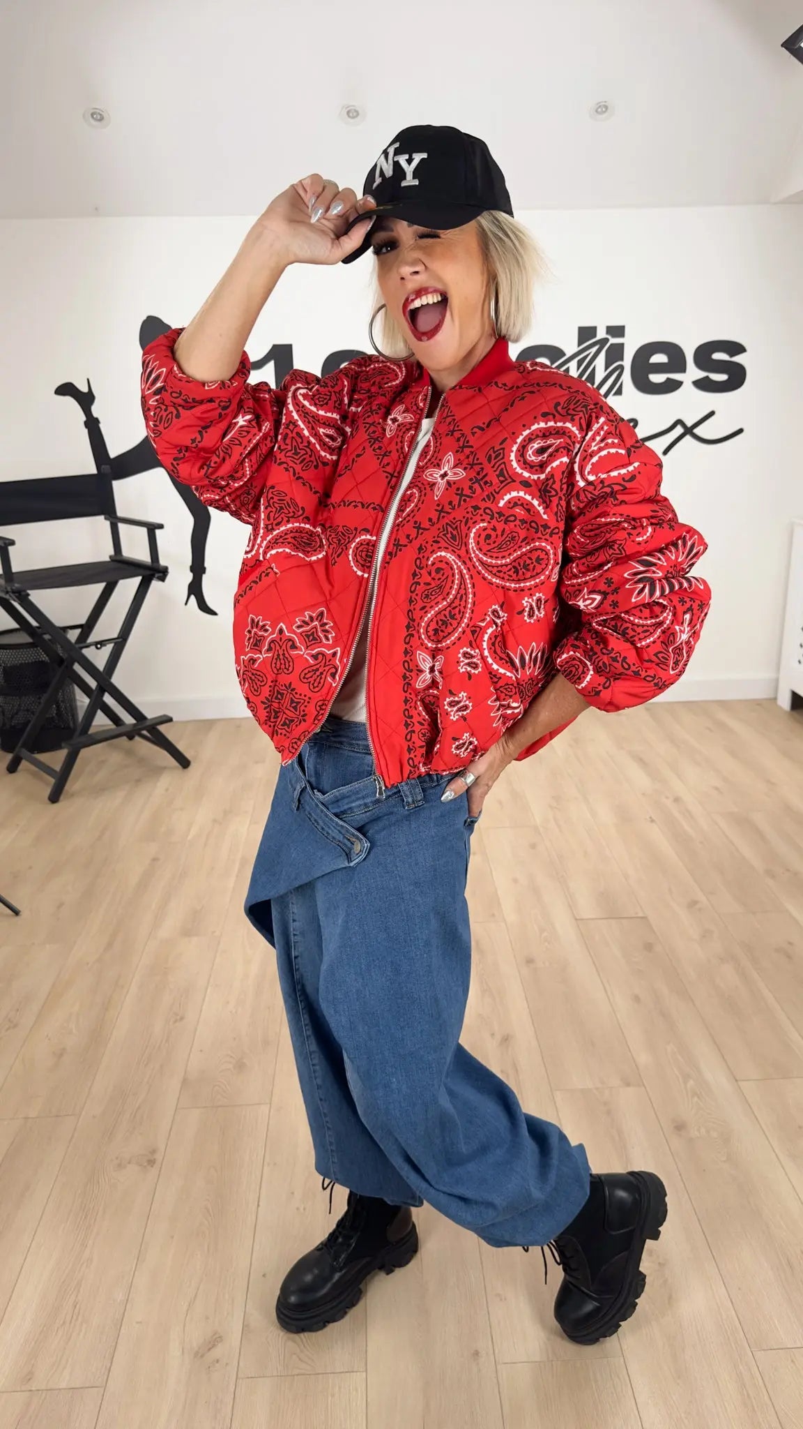 Image of vêtements_femme_mode_prêt-à-porter_boutique_tendance_mode_fashion_nouvelle_collection_nouveautés_look_tenue_style_chic_casual_élégante_fashion_qualité_tshirt_robe_short_blouson_veste_panatalon_top_blouse_pull_pois_jupe_salopette_denim_patch_hussard_officier_napoleon_mandarin_quedepie_jean_jeans_jogging_sport