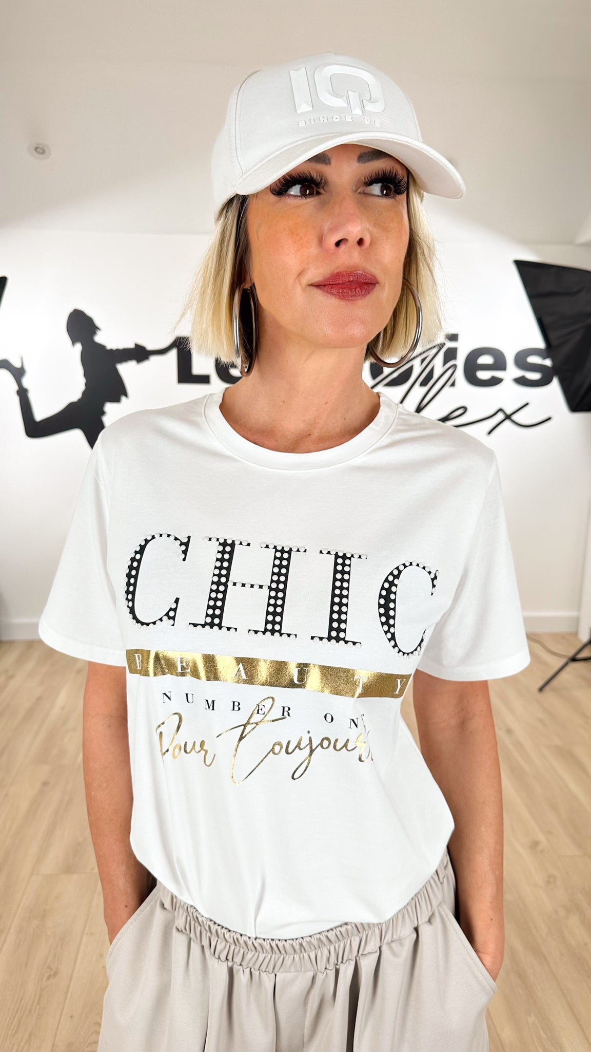 Image of t-shirt_femme_look_fashion_élégance_moderne_fashion_jersey_or_chic_perles_blanches