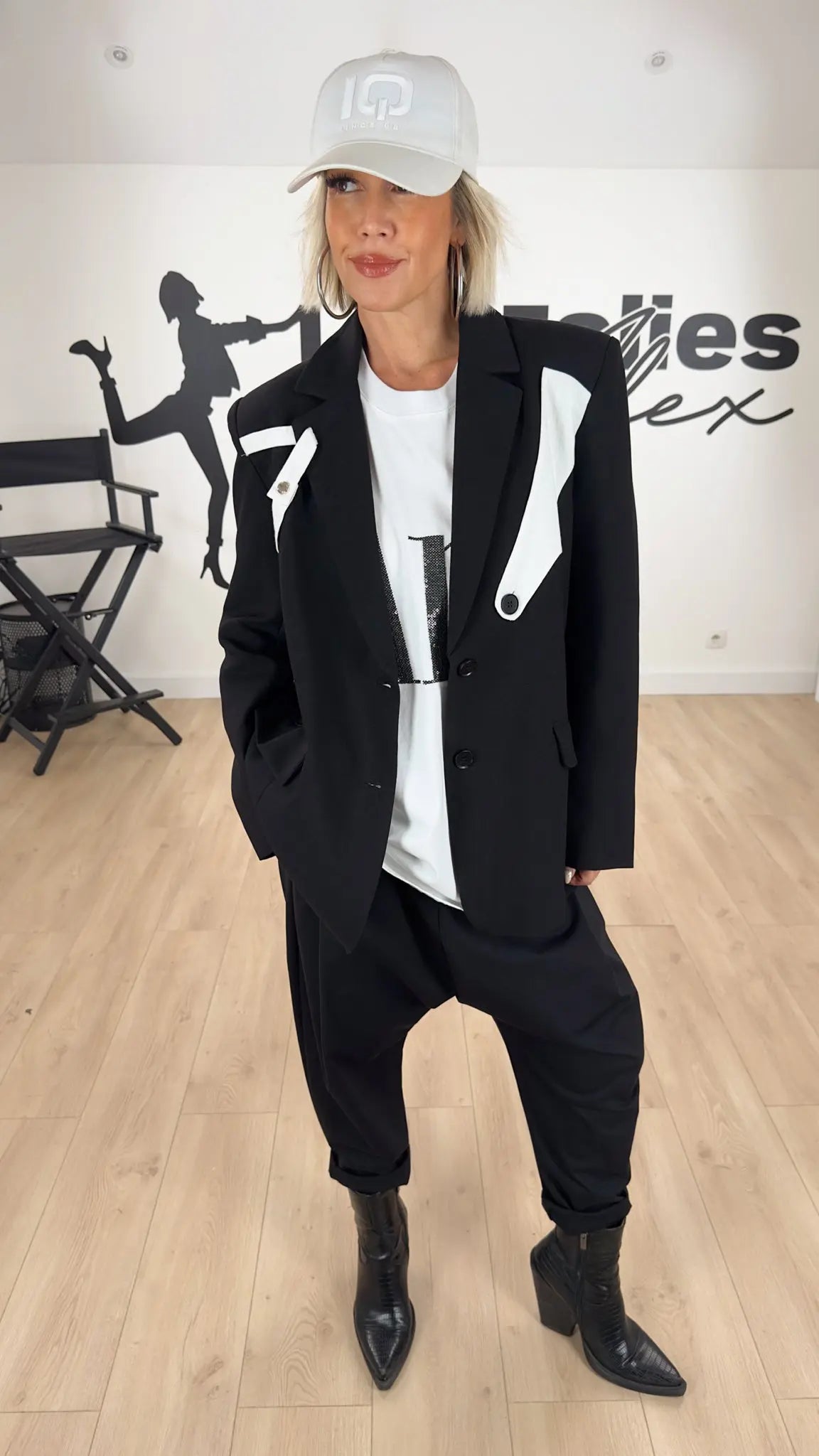 Image of vêtements_femme_mode_prêt-à-porter_boutique_tendance_mode_fashion_nouvelle_collection_nouveautés_look_tenue_style_chic_casual_élégante_fashion_qualité_tshirt_robe_short_blouson_veste_panatalon_top_blouse_pull_pois_jupe_salopette_denim_patch_hussard_officier_napoleon_mandarin_quedepie_jean_jeans