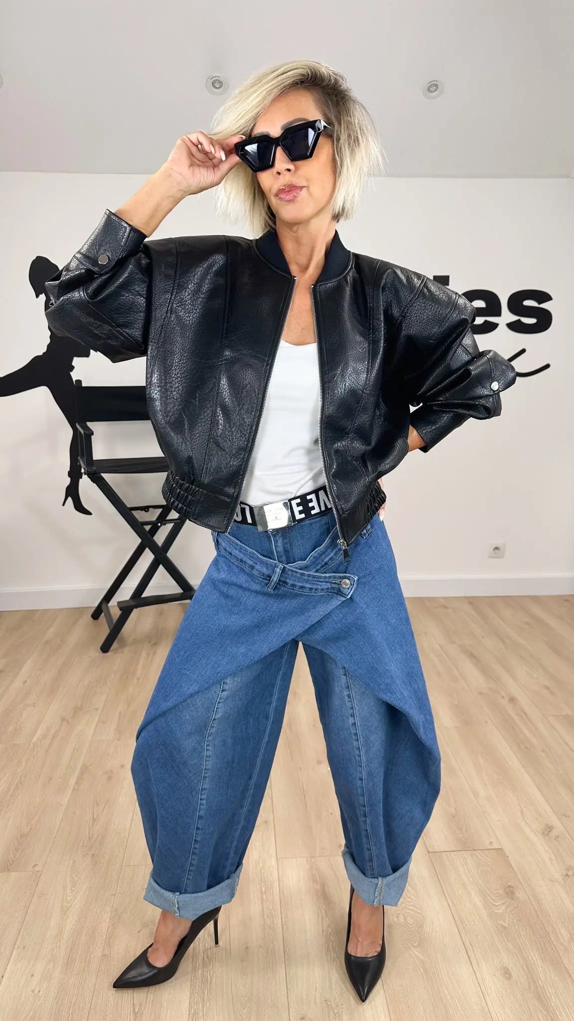 Image of vêtements_femme_mode_prêt-à-porter_boutique_tendance_mode_fashion_nouvelle_collection_nouveautés_look_tenue_style_chic_casual_élégante_fashion_qualité_t-shirt_robe_short_blouson_veste_panatalon_top_blouse_pull_pois_jupe_salopette_denim_patch_hussard_officier_napoleon
