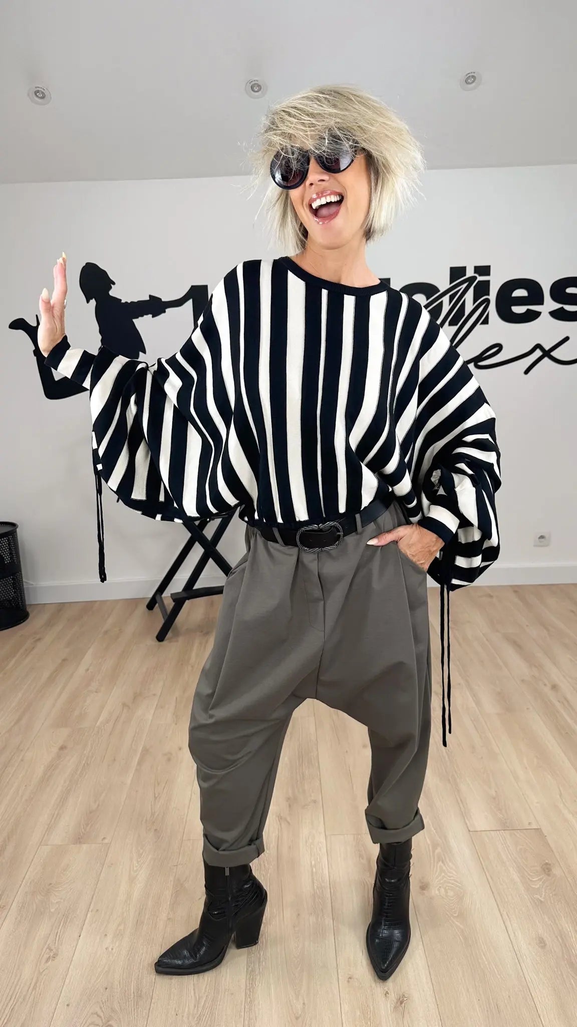 Image of vêtements_femme_mode_prêt-à-porter_boutique_tendance_mode_fashion_nouvelle_collection_nouveautés_look_tenue_style_chic_casual_élégante_fashion_qualité_t-shirt_robe_short_blouson_veste_panatalon_top_blouse_pull_pois_jupe_salopette_denim_patch_hussard_officier_napoleon