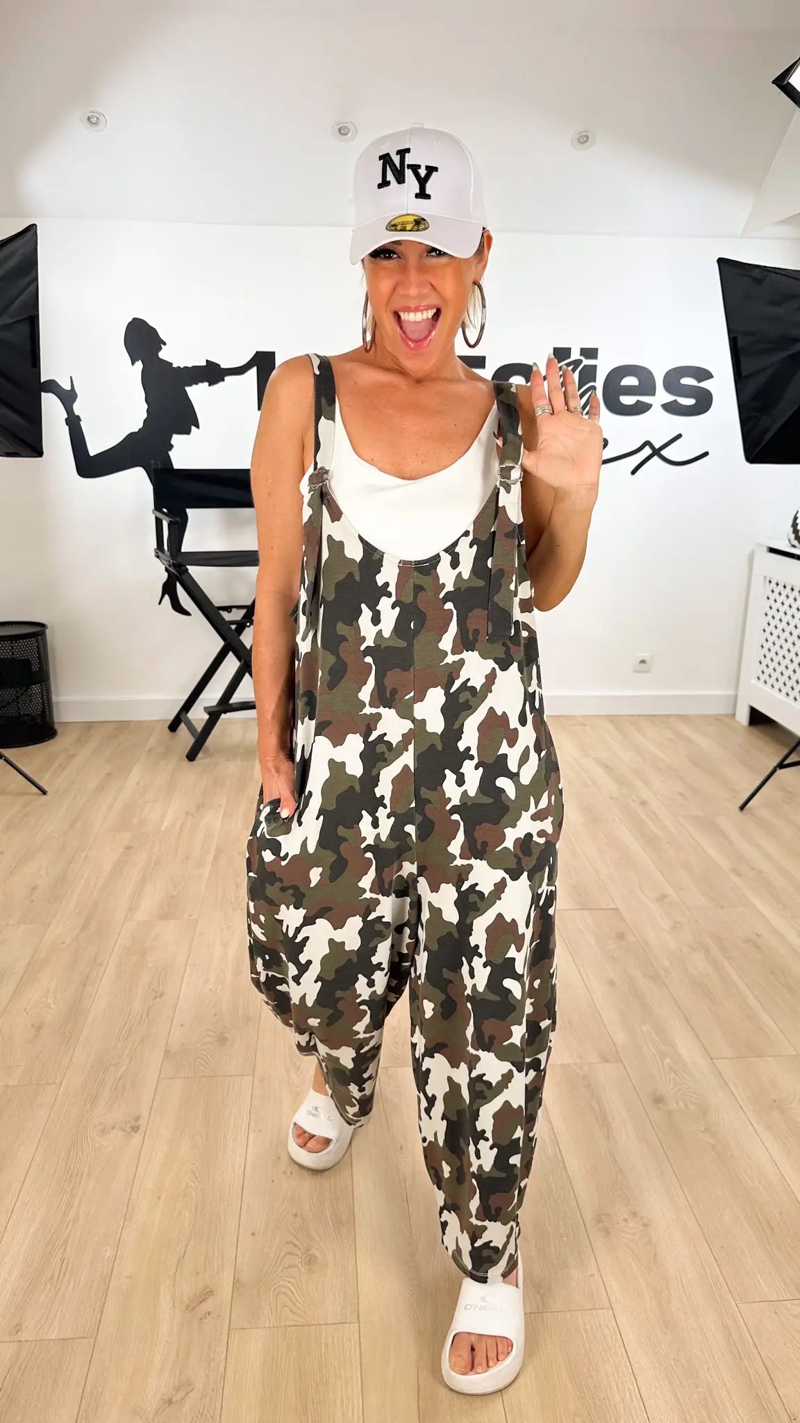 Image of salopette_femme_féminine_camouflage_fashion_mode_design_moderne_oversize_streetwear_confortable_légère