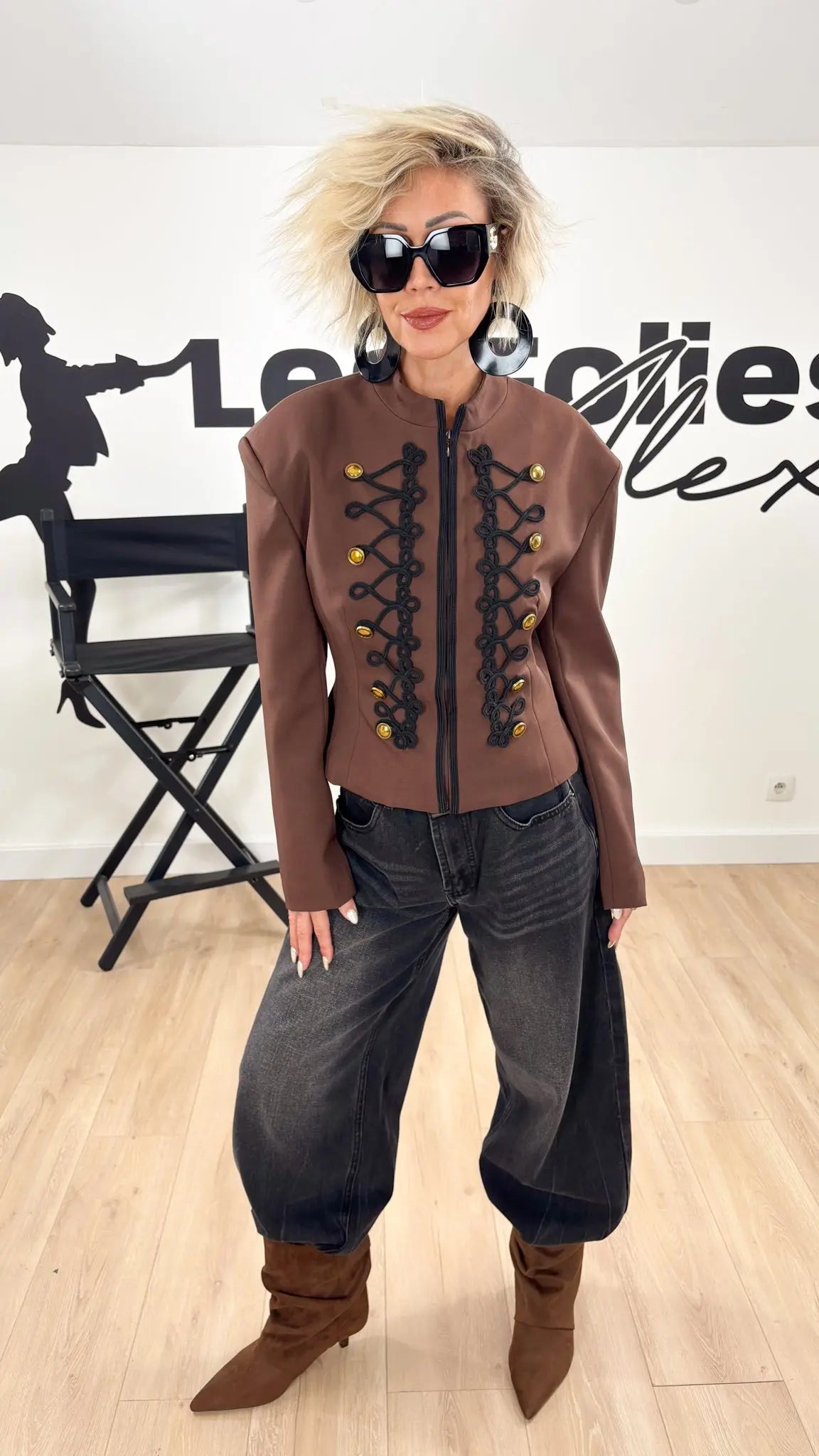 Image of vêtements_femme_mode_prêt-à-porter_boutique_tendance_mode_fashion_nouvelle_collection_nouveautés_look_tenue_style_chic_casual_élégante_fashion_qualité_tshirt_robe_short_blouson_veste_panatalon_top_blouse_pull_pois_jupe_salopette_denim_patch_hussard_officier_napoleon_mandarin_quedepie