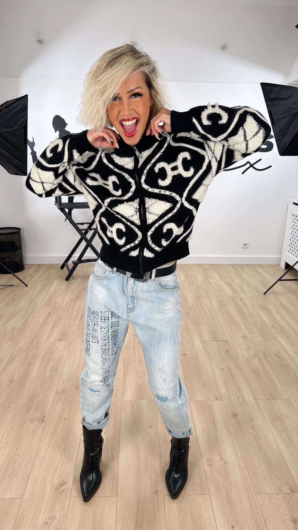 gilet_femme_chic_fashion_moderne_mode_lainage_stylé_élégant_lainage_doux_strass_glamour_festif