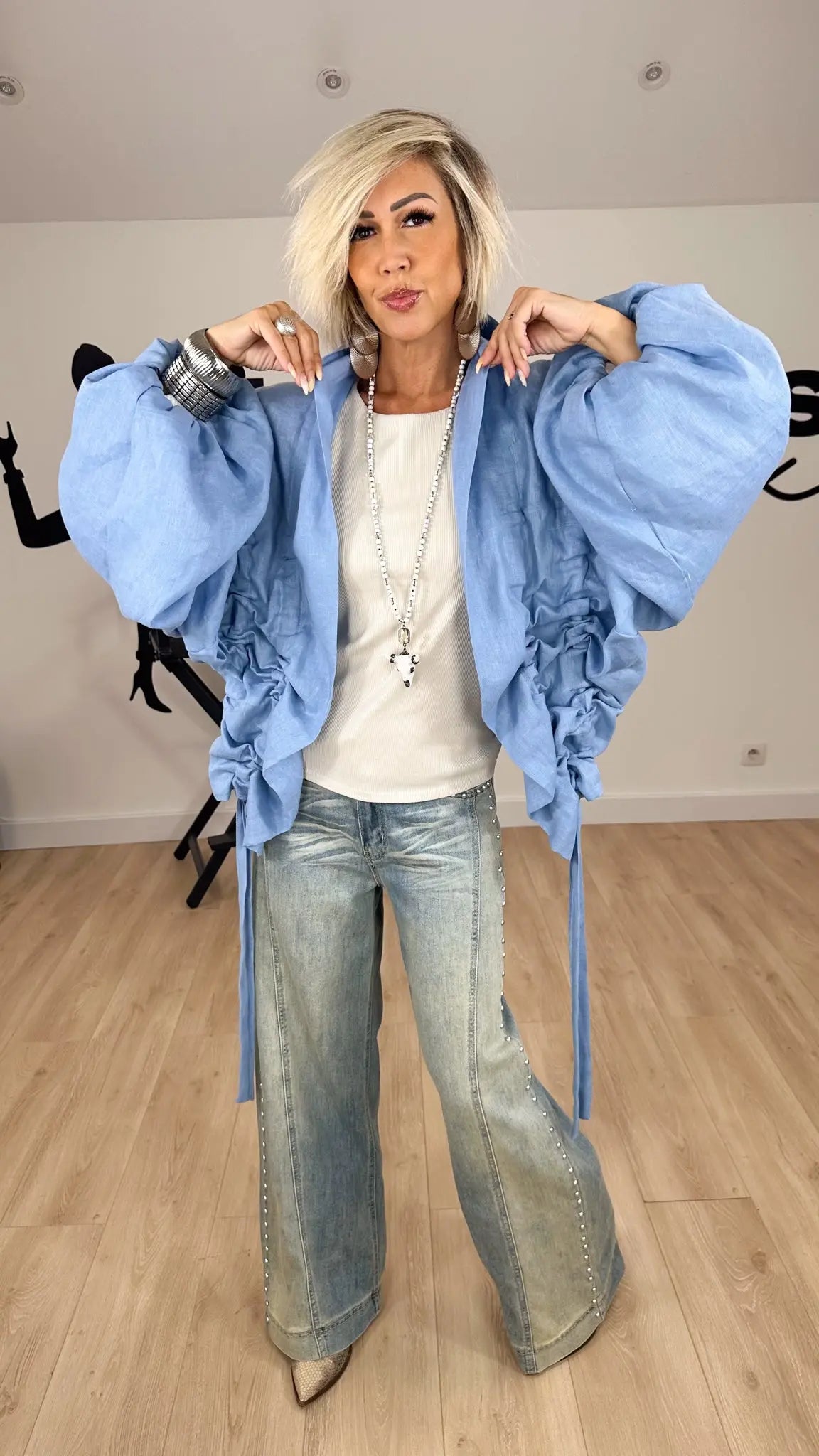 Image of vêtements_femme_mode_prêt-à-porter_boutique_tendance_mode_fashion_nouvelle_collection_nouveautés_look_tenue_style_chic_casual_élégante_fashion_qualité_t-shirt_robe_short_blouson_veste_panatalon_top_blouse_pull_pois_jupe_salopette_denim_patch_hussard_officier_napoleon