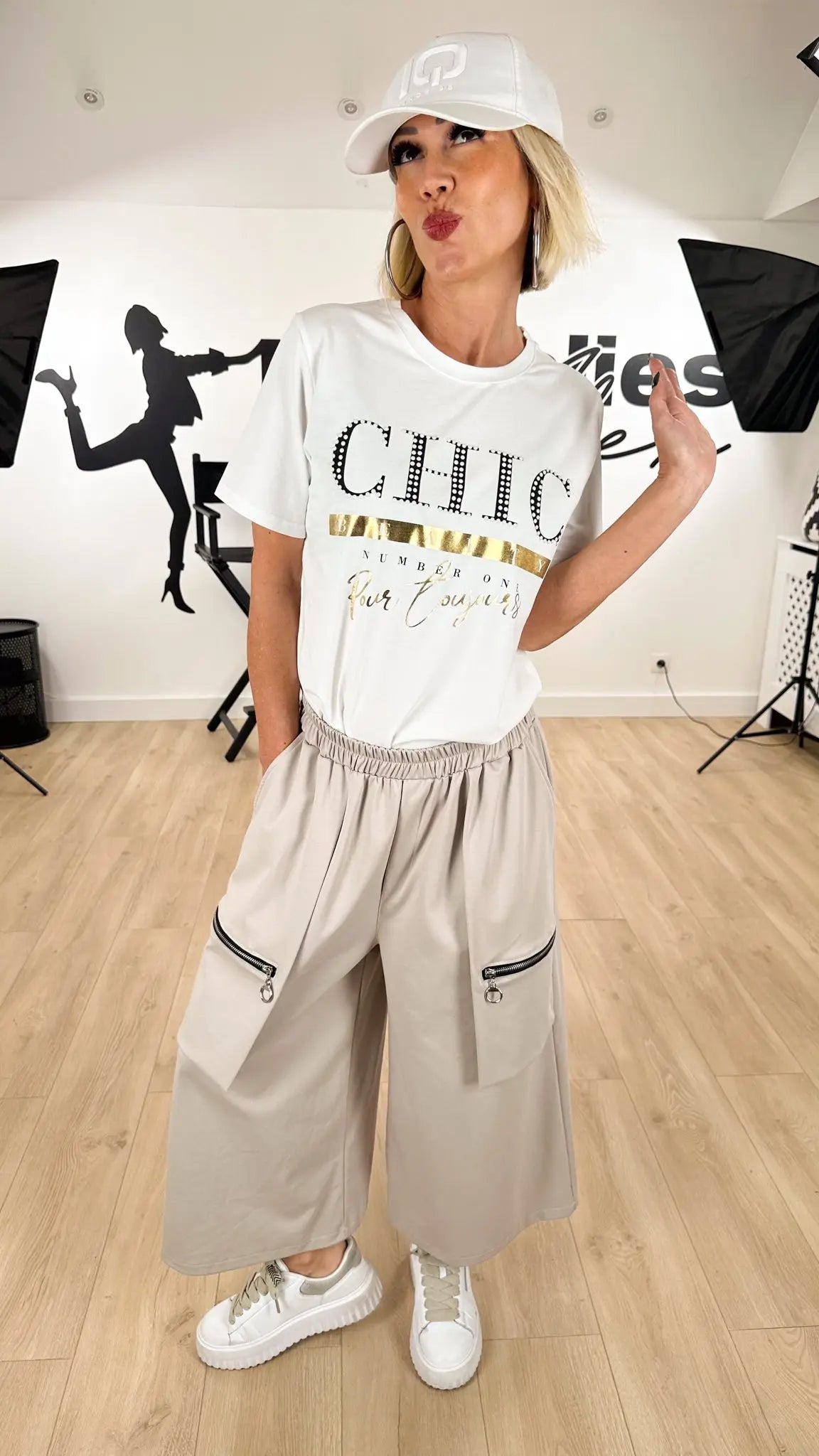 Image of pantalon_femme_moderne_décontracté_poche_zippé_graphique_technique_couleurs_flash_fashon_style_wendy_trendy