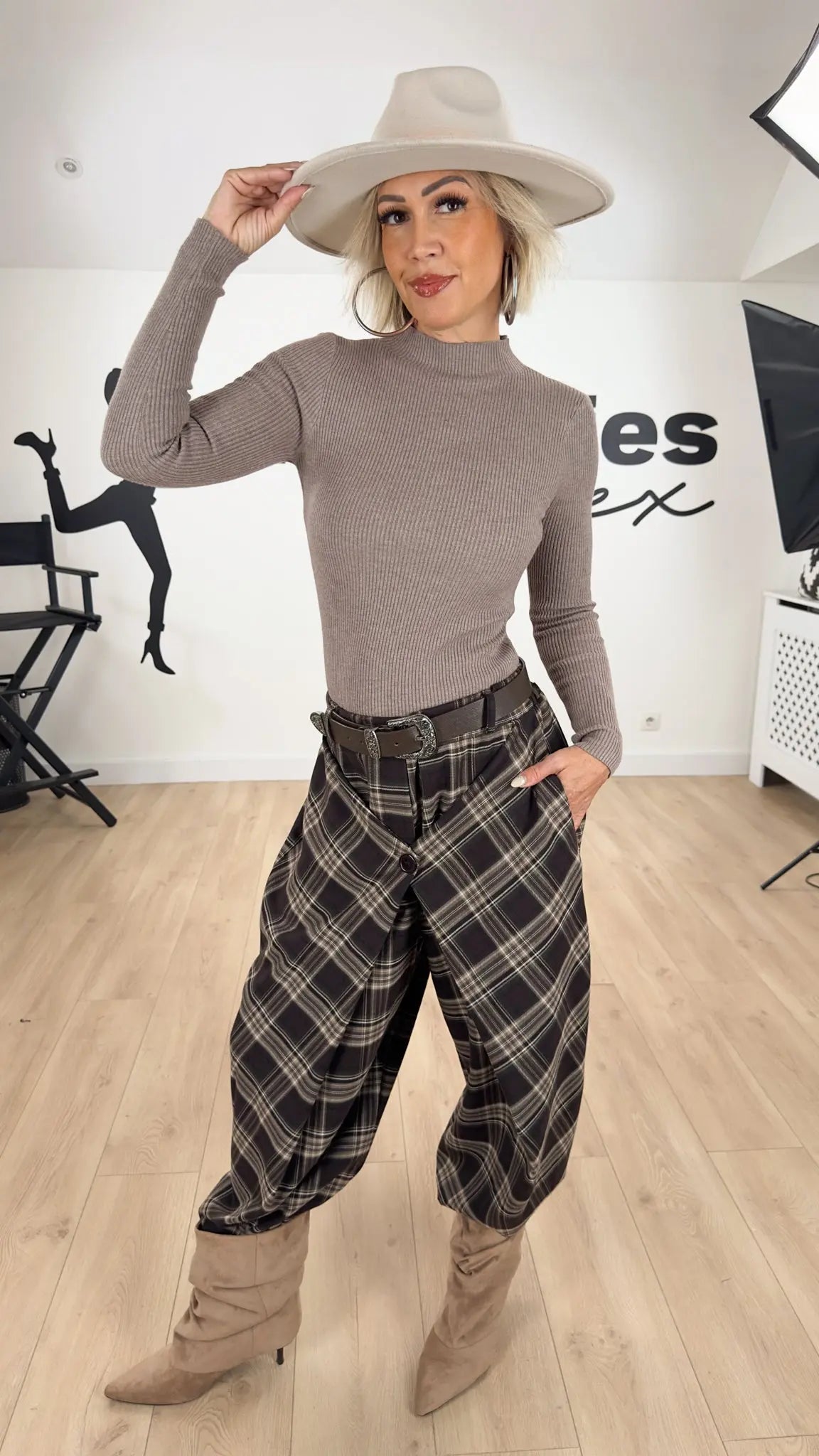 Image of vêtements_femme_mode_prêt-à-porter_boutique_tendance_mode_fashion_nouvelle_collection_nouveautés_look_tenue_style_chic_casual_élégante_fashion_qualité_tshirt_robe_short_blouson_veste_panatalon_top_blouse_pull_pois_jupe_salopette_denim_patch_hussard_officier_napoleon_mandarin_quedepie_jean_jeans