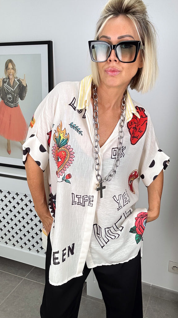 Adopte un look plein de peps avec la chemise HOPE ! Sa coupe longue et oversize apporte une touche moderne et décontractée, idéale pour toutes les morphologies. 