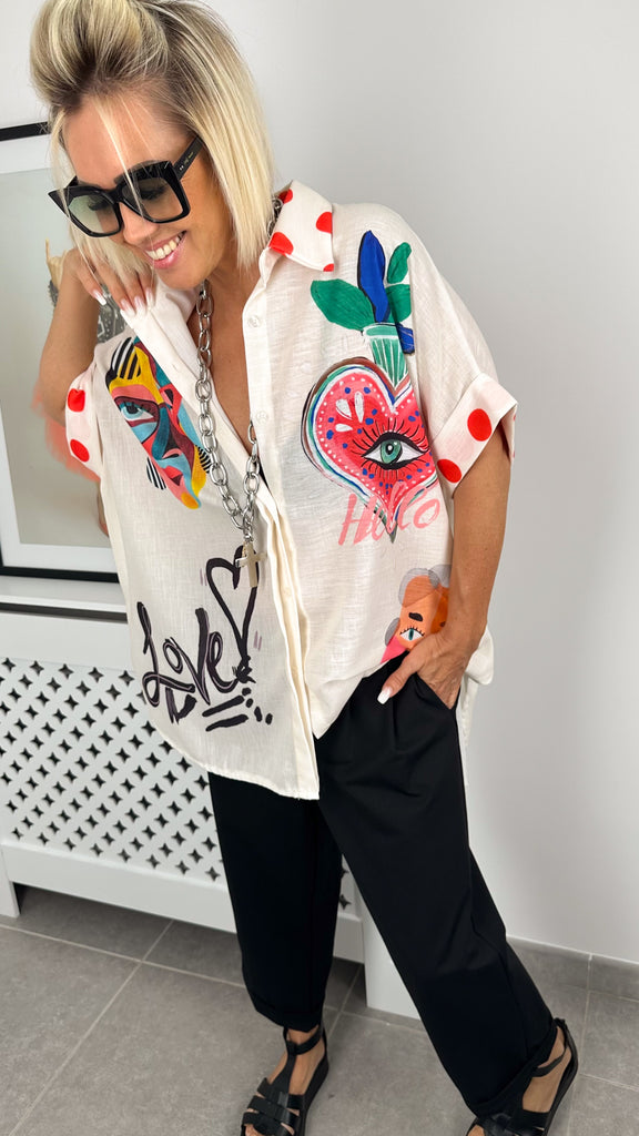 Adopte un look plein de peps avec la chemise PIKASSO ! Sa coupe longue et oversize apporte une touche moderne et décontractée, idéale pour toutes les morphologies. 