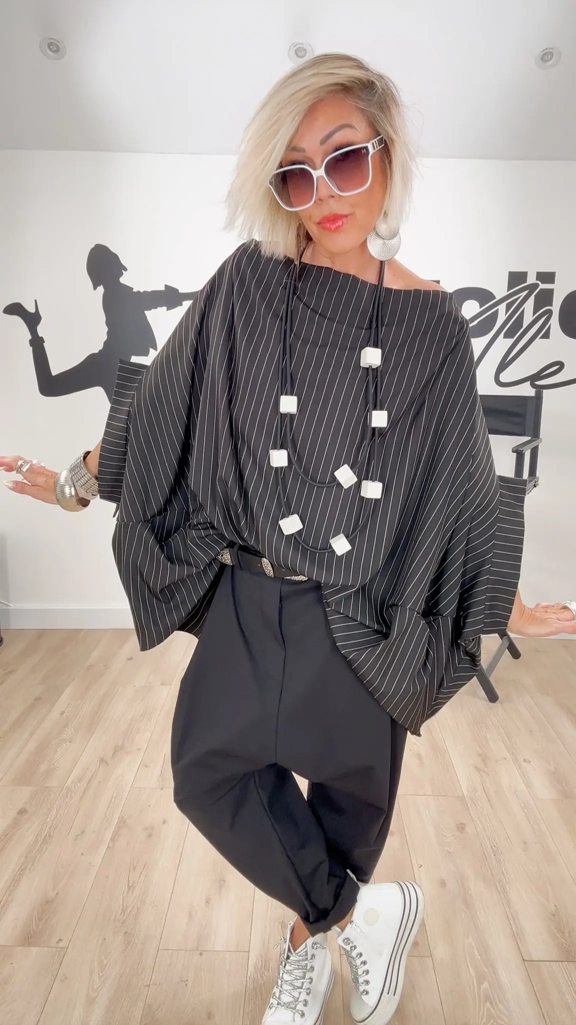 Image of vêtements_femme_mode_prêt-à-porter_boutique_tendance_mode_fashion_nouvelle_collection_nouveautés_look_tenue_style_chic_casual_élégante_fashion_qualité_t-shirt_robe_short_blouson_veste_panatalon_top_blouse_pull_pois_jupe_salopette_poncho