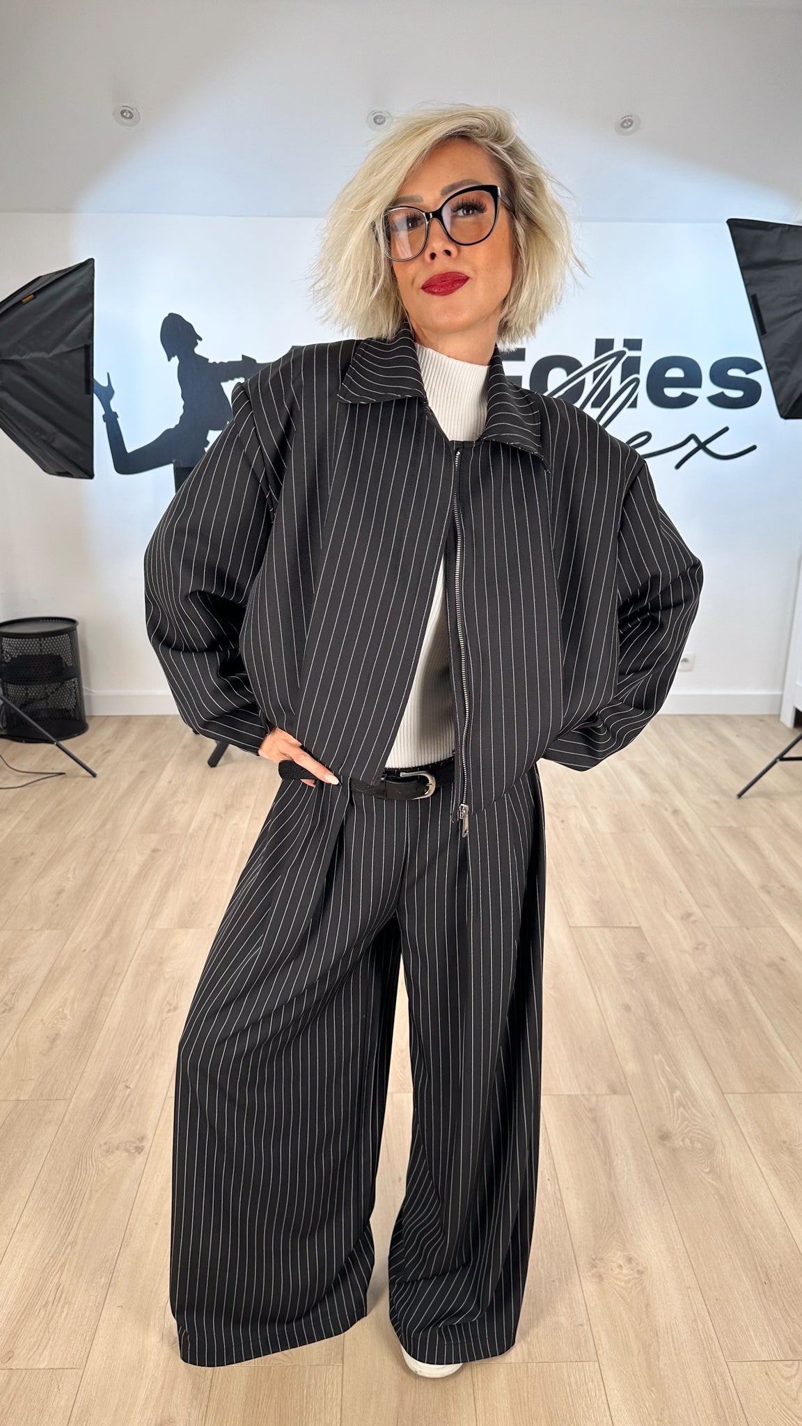 Image of ensemble_femme_rayures_sophistiquée_tailleur_look_fashion_moderne_stylée_large_fluide_élégant_bomber_graphique_dolce_gabana