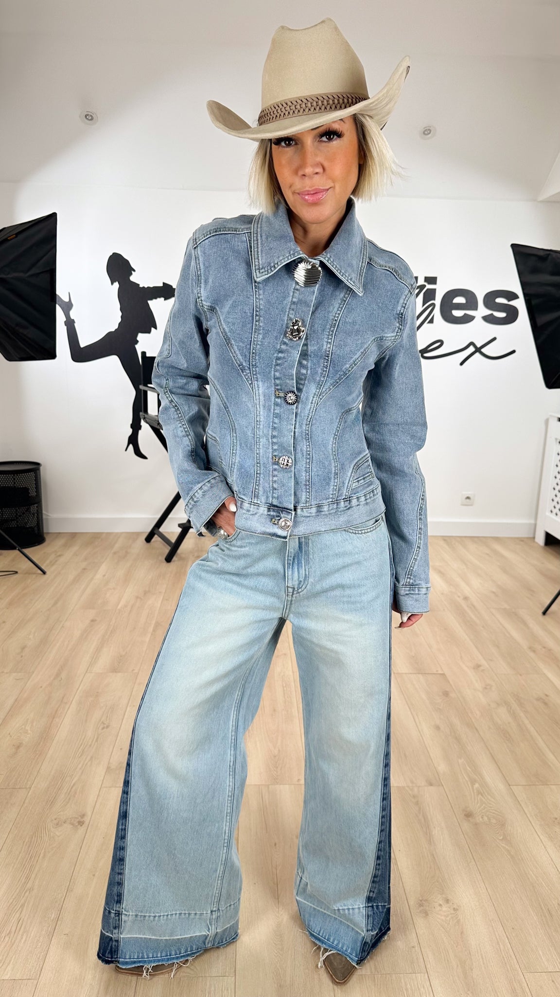 veste_fashion_femme_intemporel_jean_denim_couture_mode_fashion_stylé_taille_cintrée_bouton_métal_bijou_signature_demi_saison