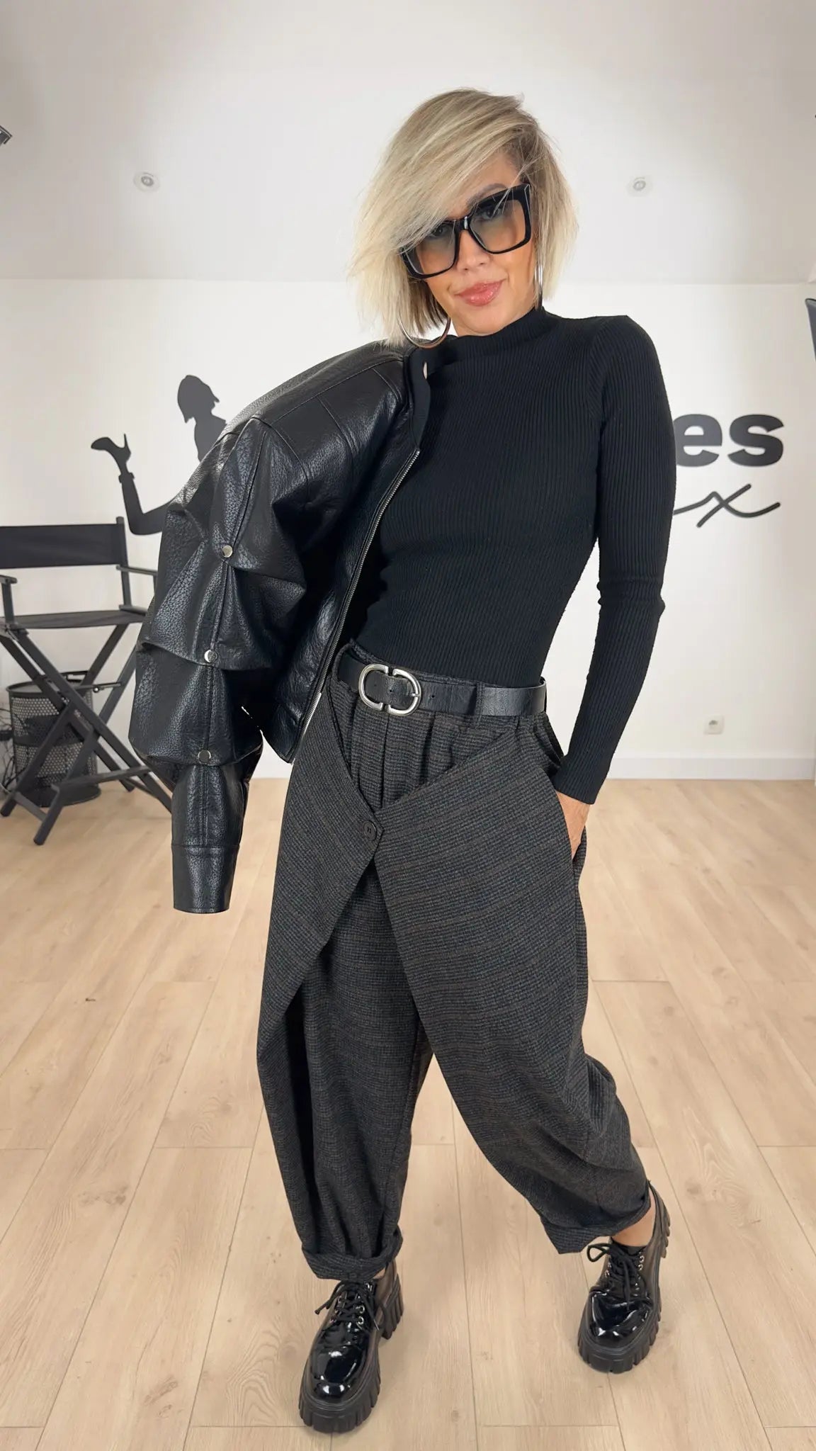 Image of vêtements_femme_mode_prêt-à-porter_boutique_tendance_mode_fashion_nouvelle_collection_nouveautés_look_tenue_style_chic_casual_élégante_fashion_qualité_tshirt_robe_short_blouson_veste_panatalon_top_blouse_pull_pois_jupe_salopette_denim_patch_hussard_officier_napoleon_mandarin_quedepie_jean_jeans