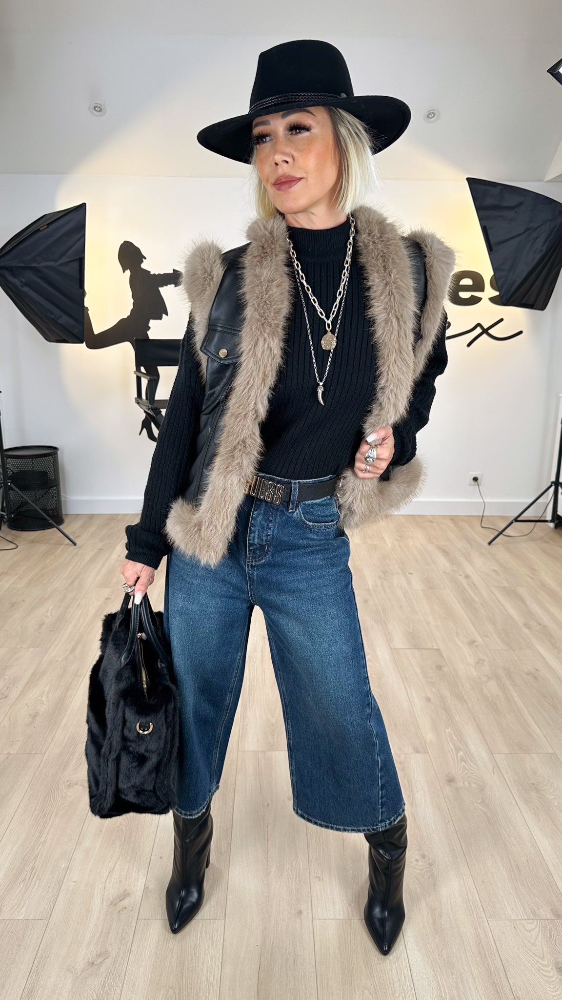 Image of gilet_femme_fausse_fourrure_seventies_simili_qualité_rétro_chic_tendance_années_70_look_vintage