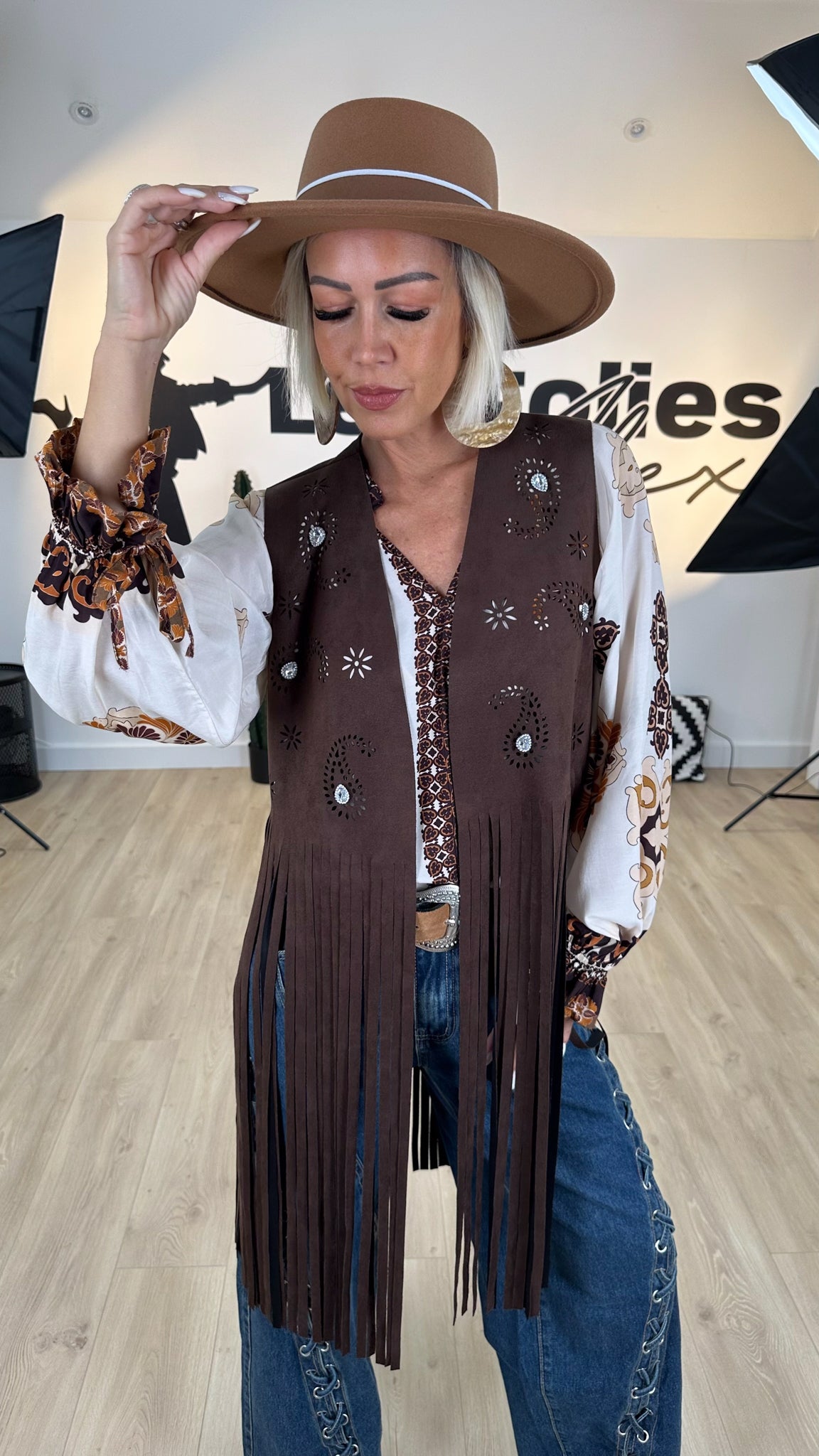 Image of femme portant un gilet bohème chic à franges chocolat