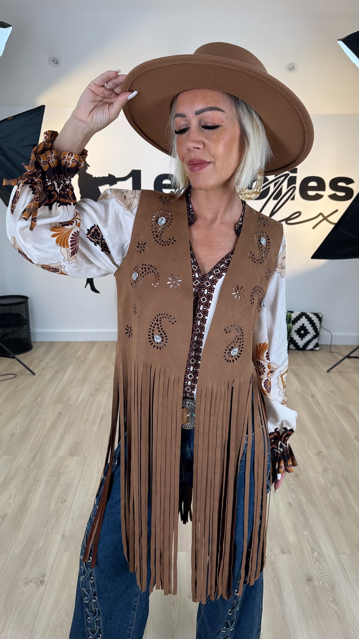 gilet folk élégant en suédine marron tendance hiver moto boho