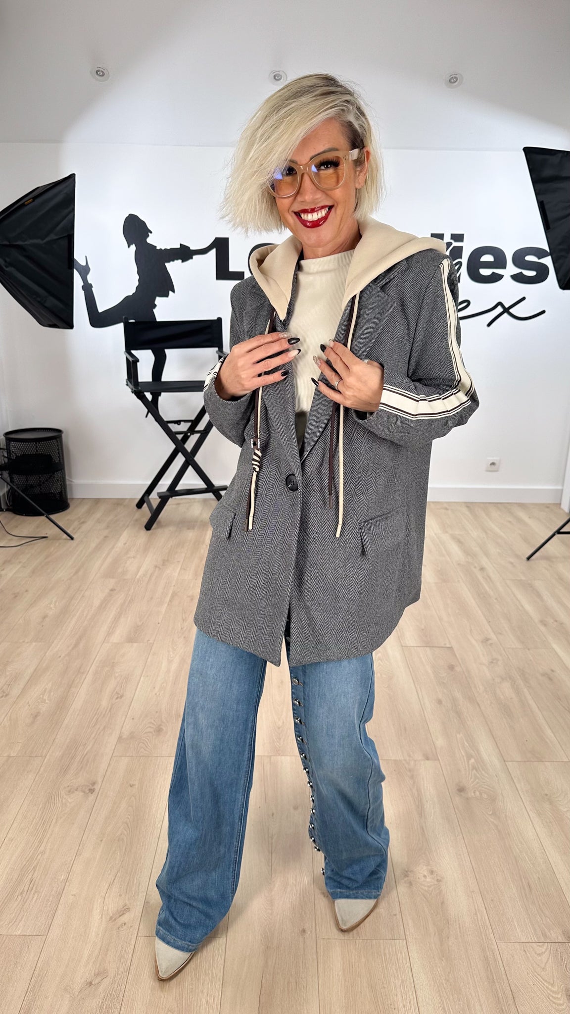 veste_femme_urbain_chic_lainage_chevron_chiné_gris_comtenporaine_élégante_look_travaillé_capuche_amovible_bandes_fashion_moderne_stylé