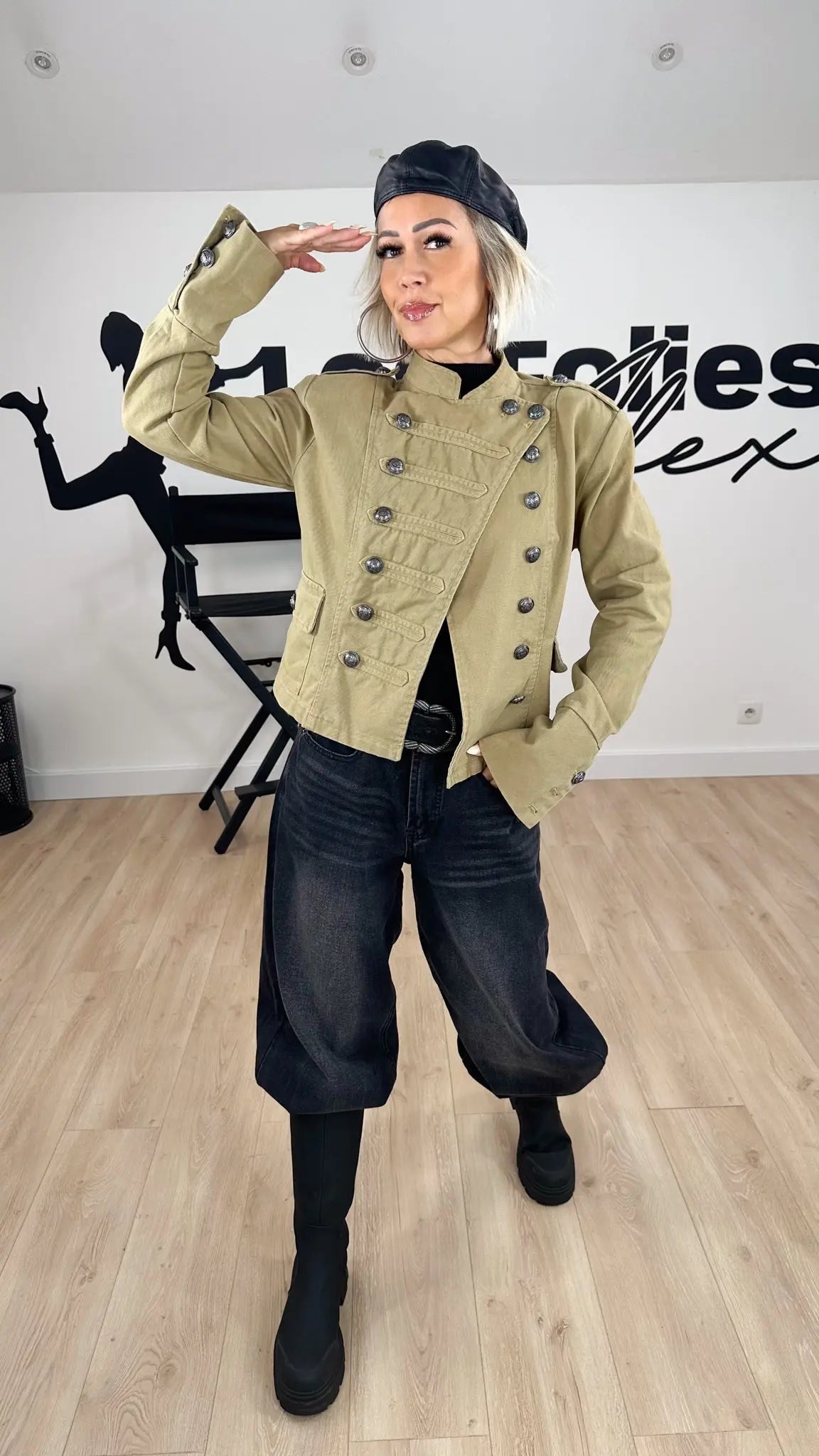 Image of vêtements_femme_mode_prêt-à-porter_boutique_tendance_mode_fashion_nouvelle_collection_nouveautés_look_tenue_style_chic_casual_élégante_fashion_qualité_t-shirt_robe_short_blouson_veste_panatalon_top_blouse_pull_pois_jupe_salopette_denim_patch_hussard_officier_napoleon