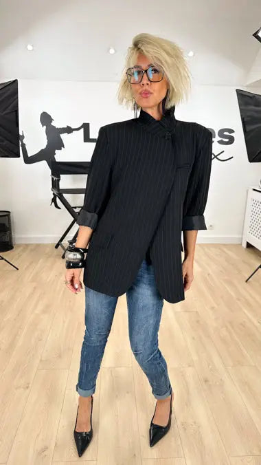 Image of veste_blazer_femme_féminin_fashion_mode_oversize_fine_contemporaine_épaulettes_stylé_col_mao_asymétrique