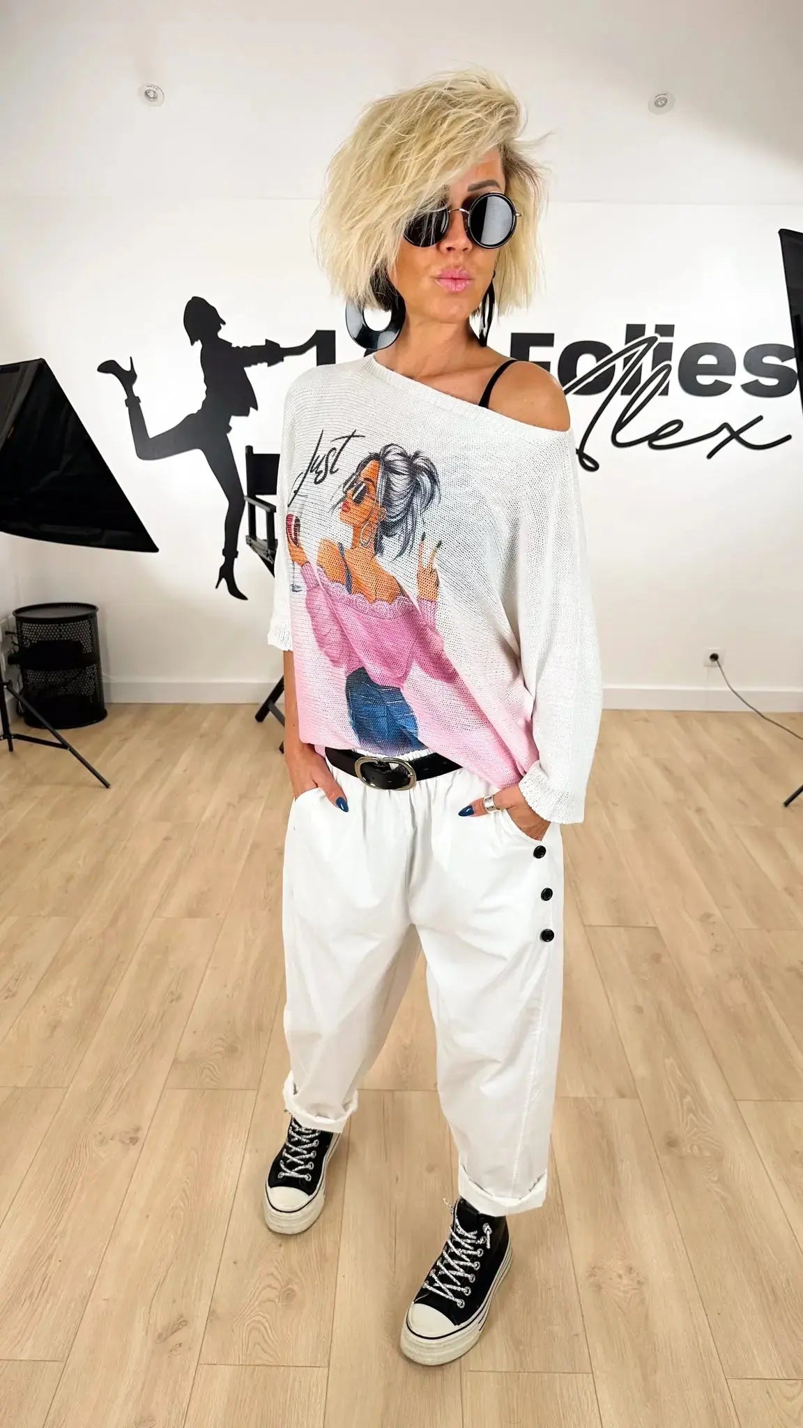 Image of top_féminin_femme_maille_oversize_chauve-souris_encolure_bateau_fashion_moderne_confort_saison_été_chic