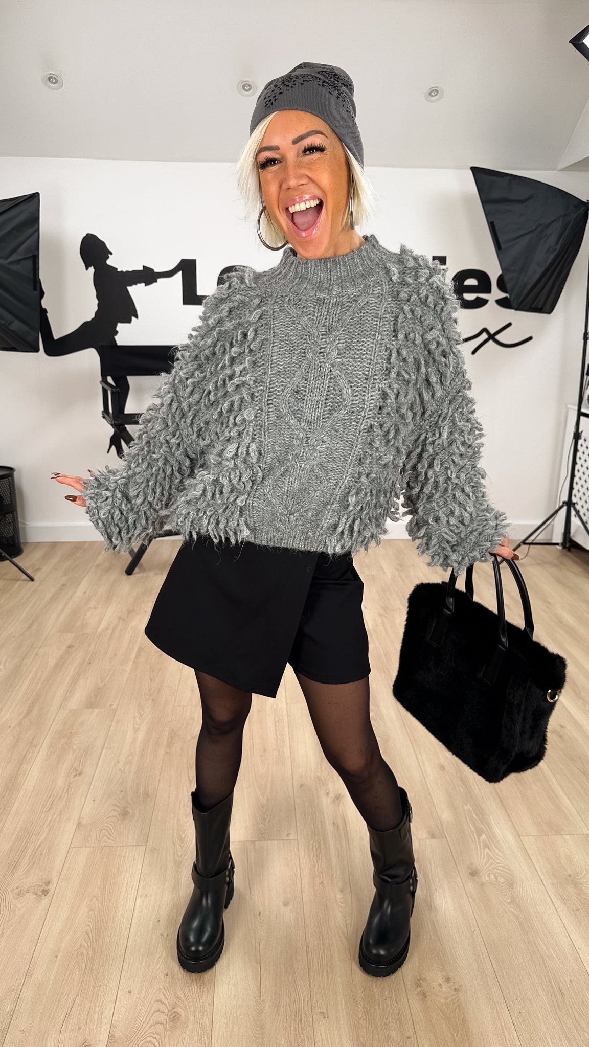 Image of jupe_femme_short_noir_élégante_chic_mode_fashion