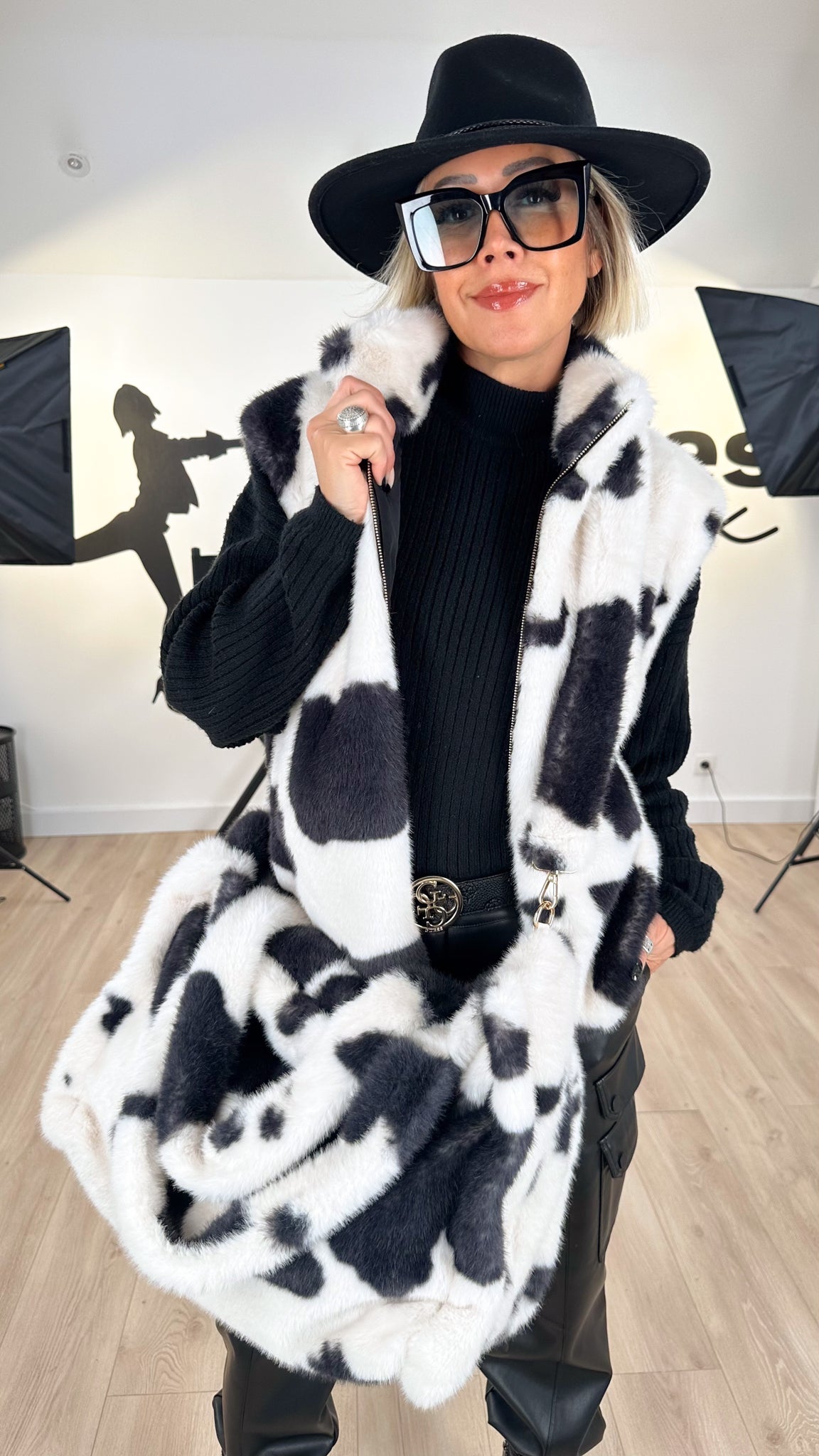 sac_femme_grand_fourrure_loo_peluche_vache_noire_blanc_grosses_anses_poche_intérieure