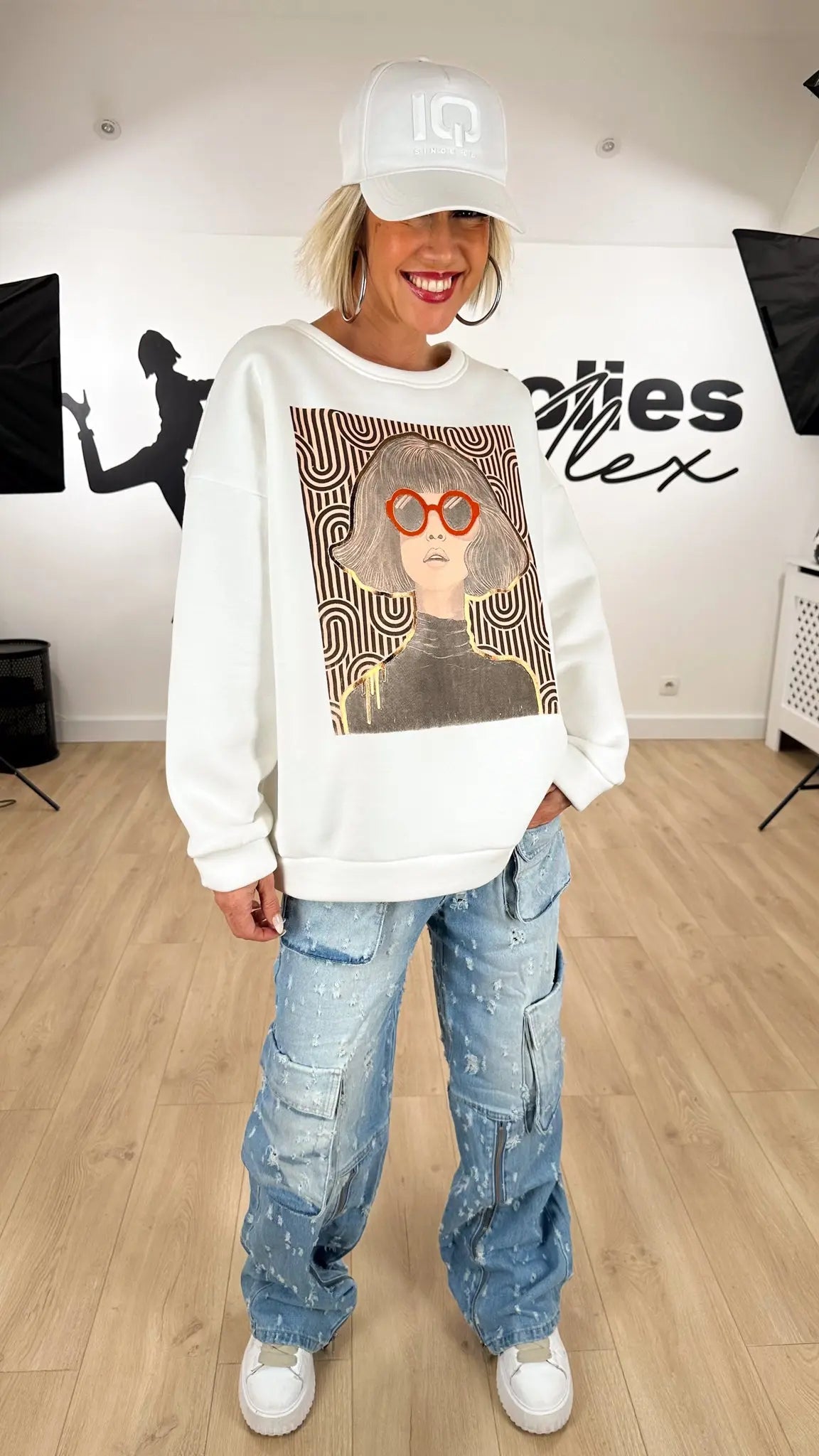 Image of sweat_femme_léona_blanc_fashion_stylé_mode_graphique_pop