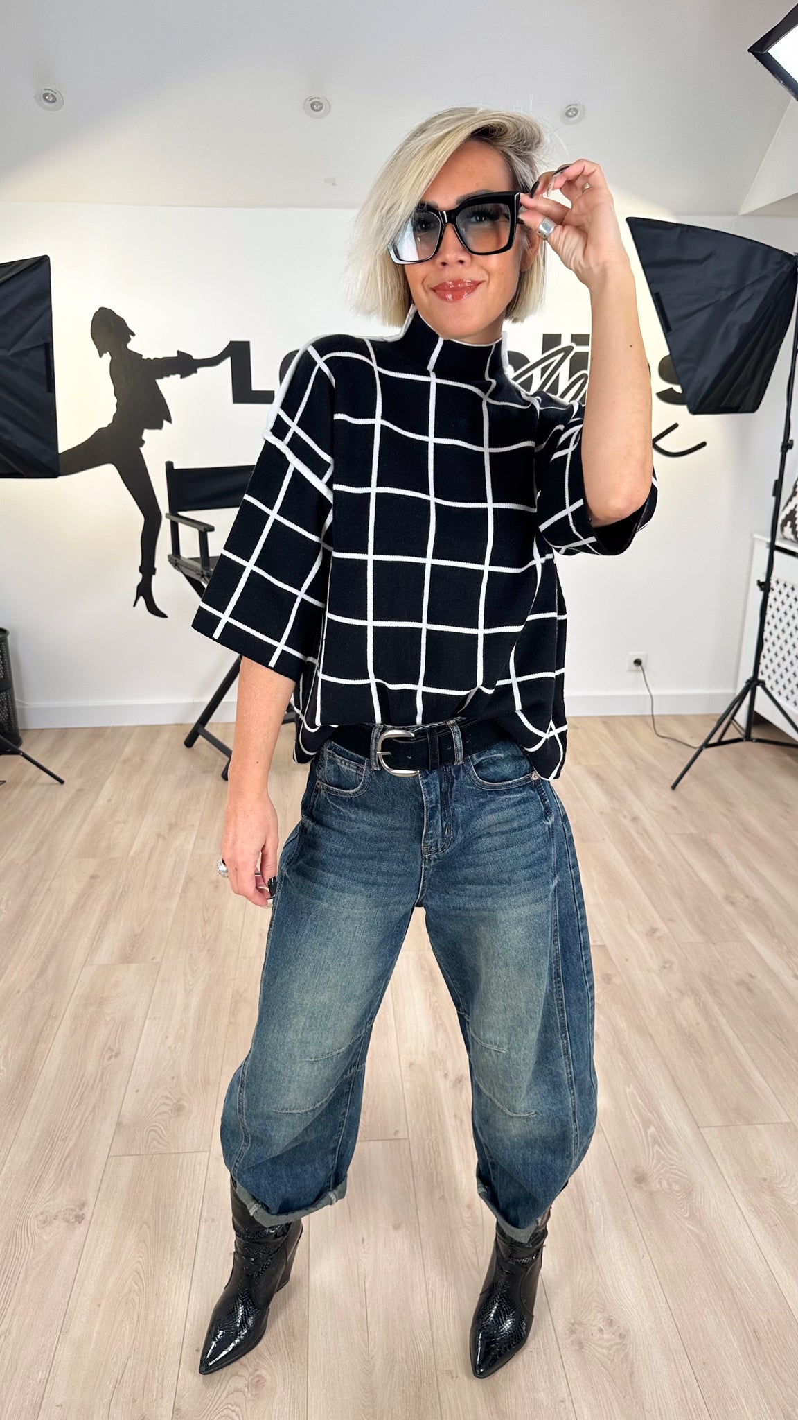 Image of pull_graphique_femme_stretch_design_noir_gri_taupe_blanc_look_fashion