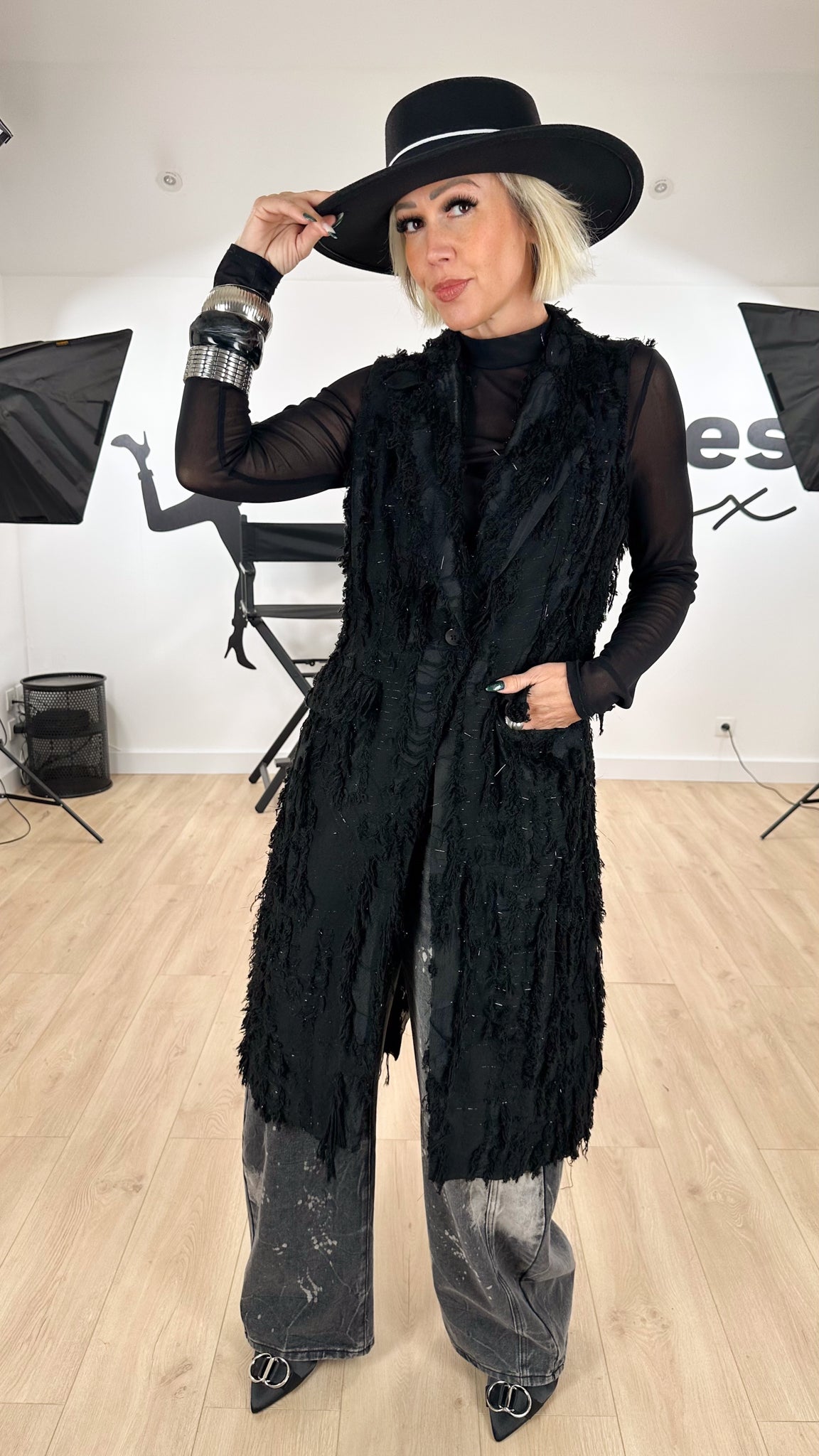 Image of gilet_long_femme_marque_italienne_wendy_trendy_sombre_sophistiqué_long_piéce_forte_ashion_mode_élégante_minimaliste_couture_franges_fines_lamelles_luxe_moderne