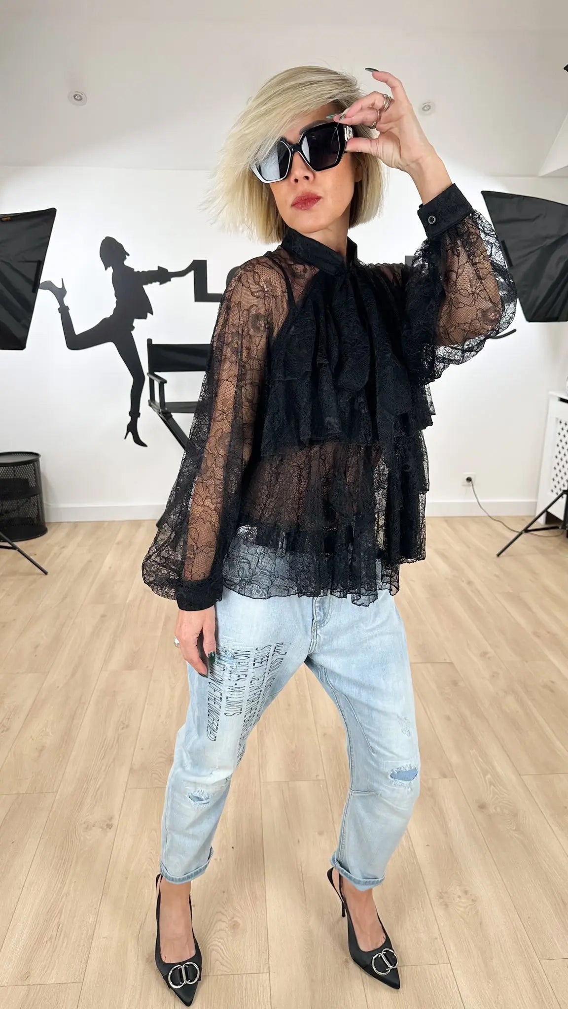 Image of chemisier_femme_noir_sublime_sophistiqué_look_fashion_mode_élégant_rétro-dentelle_raffiné_jabot_volants_noeud_chic_luxe