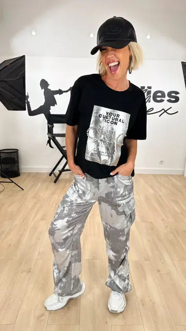 Image of pantalon_femme_féminin_argent_or_glamour_moderne_fashion_mode_stylée_cargo_fin_léger_chic_contemporain_confort_agréable