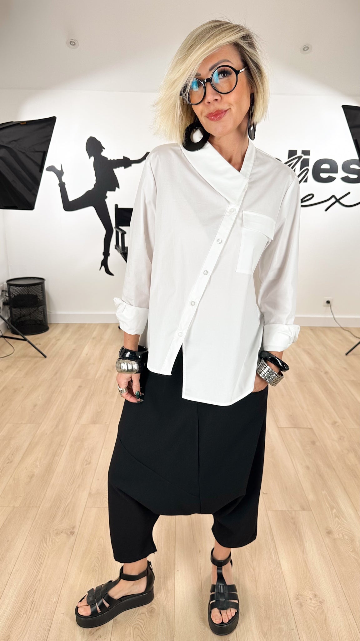 chemise_femme_wendy_trendy_blanche_audace_marque_italienne_fabrication_moderne_fashion_élégante_audacieuse_intemporelle_boutonnage_diagonal_sophistiqué_rare