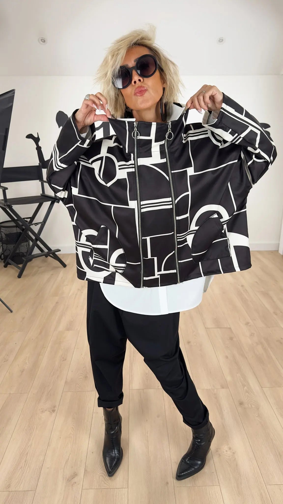 Image of vêtements_femme_mode_prêt-à-porter_boutique_tendance_mode_fashion_nouvelle_collection_nouveautés_look_tenue_style_chic_casual_élégante_fashion_qualité_tshirt_robe_short_blouson_veste_panatalon_top_blouse_pull_pois_jupe_salopette_denim_patch_hussard_officier_napoleon_mandarin_quedepie_jean_jeans_jogging_sport
