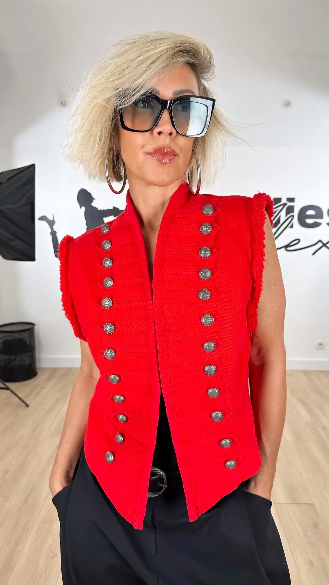 Image of vêtements_femme_mode_prêt-à-porter_boutique_tendance_mode_fashion_nouvelle_collection_nouveautés_look_tenue_style_chic_casual_élégante_fashion_qualité_t-shirt_robe_short_blouson_veste_panatalon_top_blouse_pull_pois_jupe_salopette_officier_gilet_napoleon
