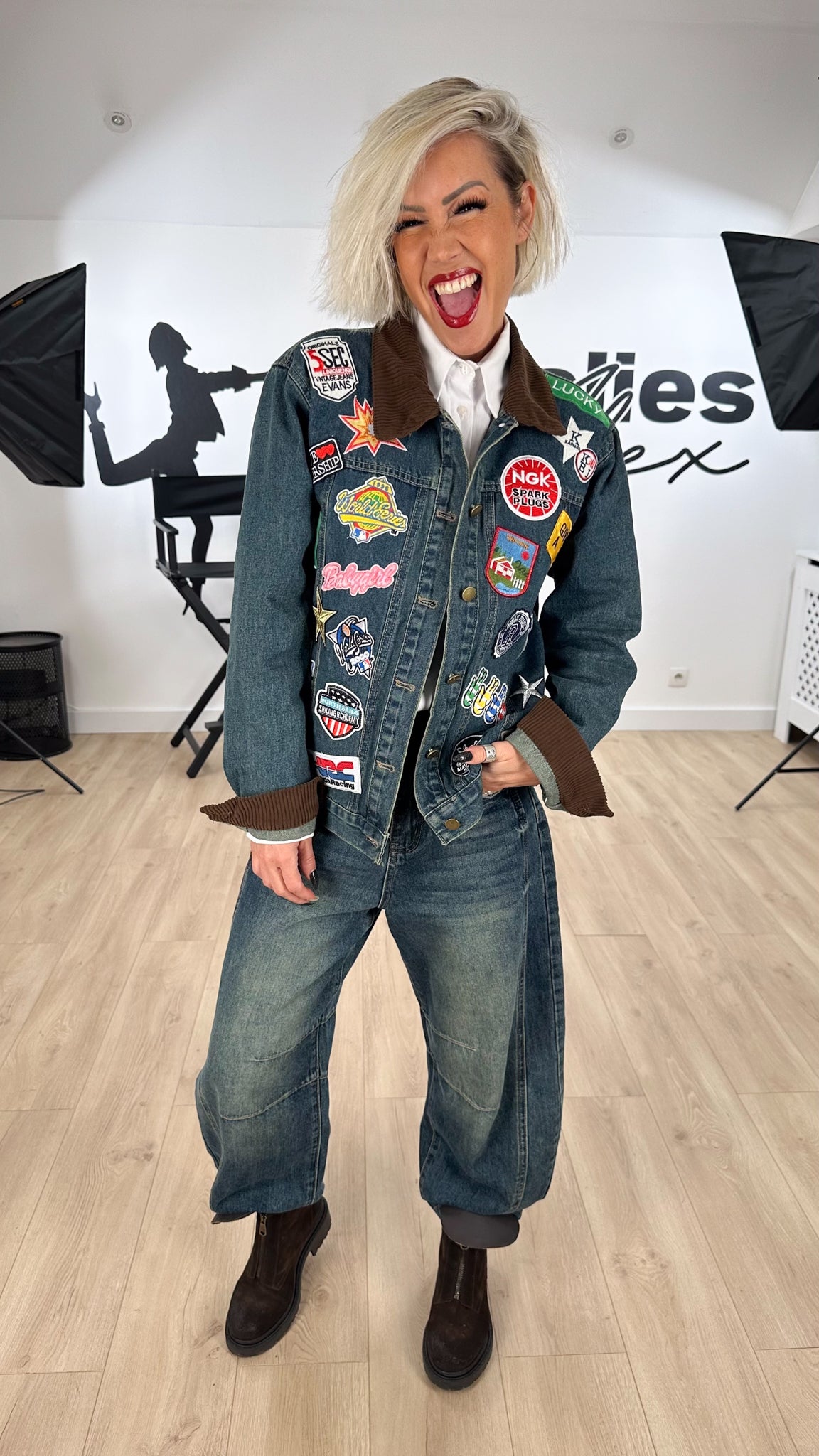 veste_femme_patch_jean_vintage_année80_denim_caractère_écussons_velours_cotelé_fun_stylée