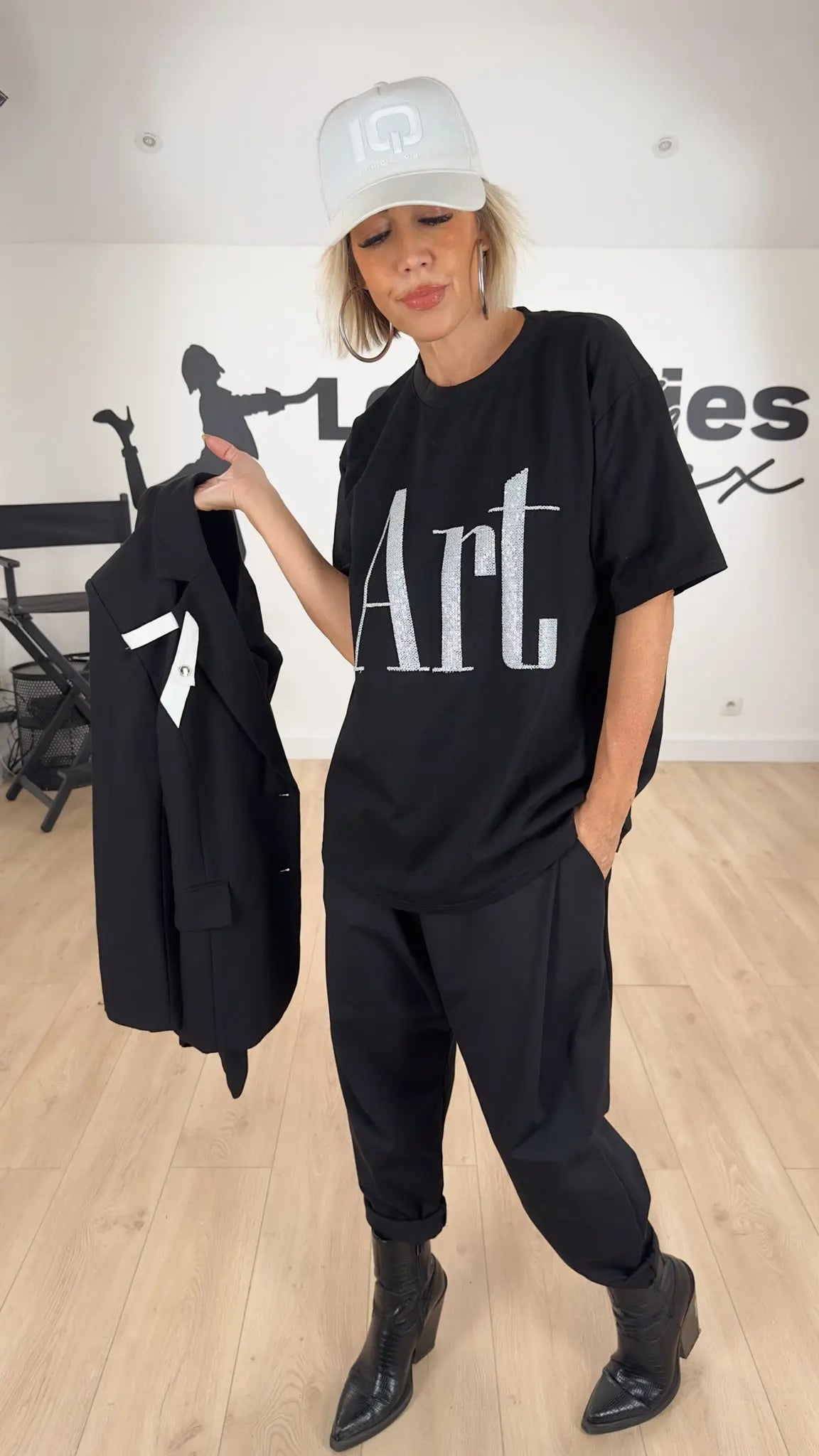 Image of vêtements_femme_mode_prêt-à-porter_boutique_tendance_mode_fashion_nouvelle_collection_nouveautés_look_tenue_style_chic_casual_élégante_fashion_qualité_tshirt_robe_short_blouson_veste_panatalon_top_blouse_pull_pois_jupe_salopette_denim_patch_hussard_officier_napoleon_mandarin_quedepie_jean_jeans