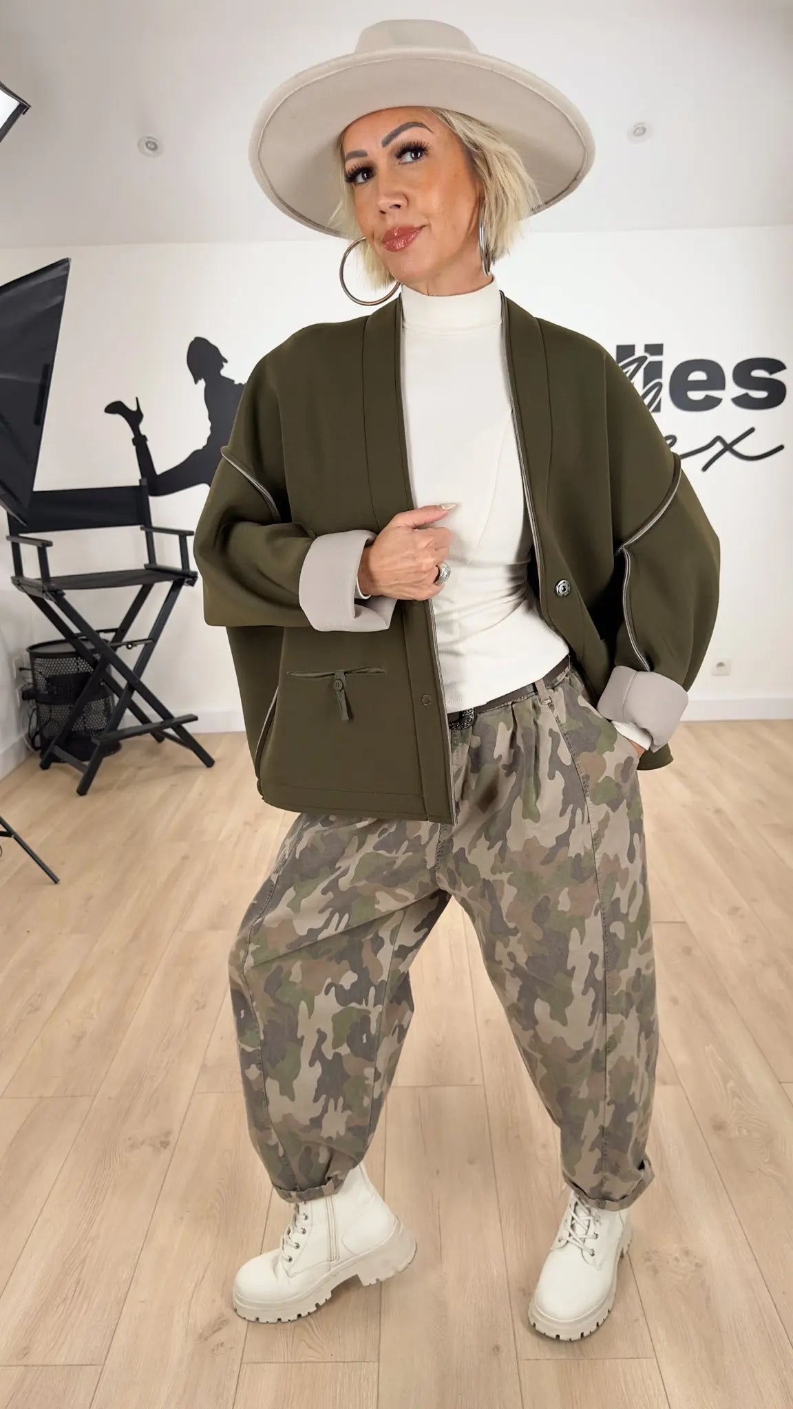 Image of vêtements_femme_mode_prêt-à-porter_boutique_tendance_mode_fashion_nouvelle_collection_nouveautés_look_tenue_style_chic_casual_élégante_fashion_qualité_tshirt_robe_short_blouson_veste_panatalon_top_blouse_pull_pois_jupe_salopette_denim_patch_hussard_officier_napoleon_mandarin_quedepie_jean_jeans_jogging_sport