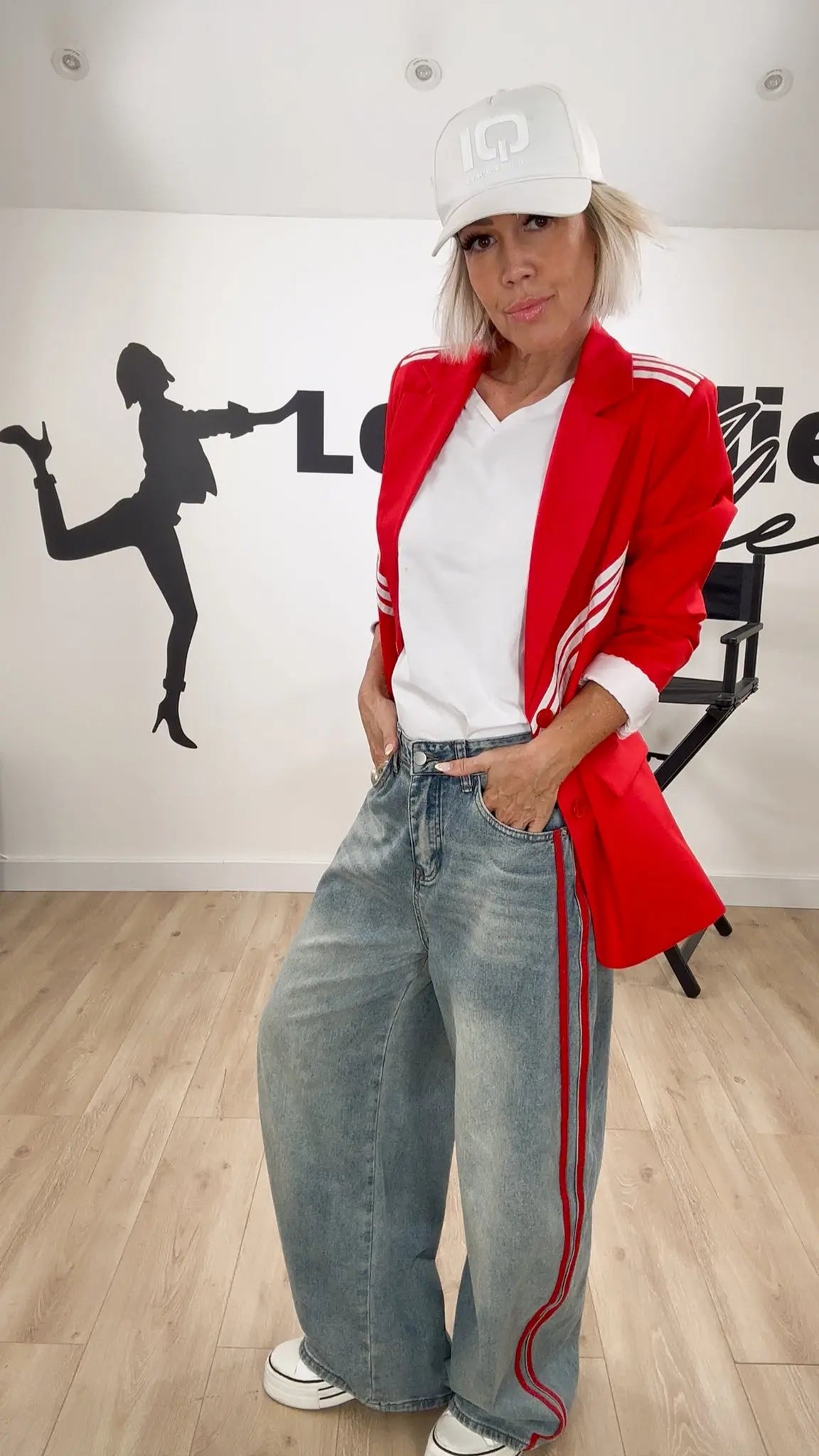 Image of vêtements_femme_mode_prêt-à-porter_boutique_tendance_mode_fashion_nouvelle_collection_nouveautés_look_tenue_style_chic_casual_élégante_fashion_qualité_t-shirt_robe_short_blouson_veste_panatalon_top_blouse_pull_pois_jupe_salopette_jean_denim_rouge