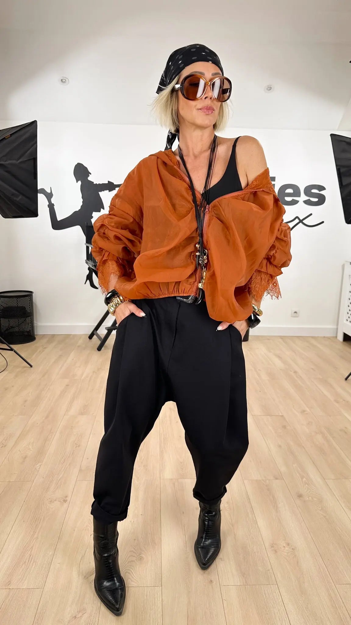 Image of blouson_femme_féminin_fashion_mode_charme_romantique_soie_organza_dentelle_élégant_motif_pois_rouille_pastel_rose_look_estival_poétique