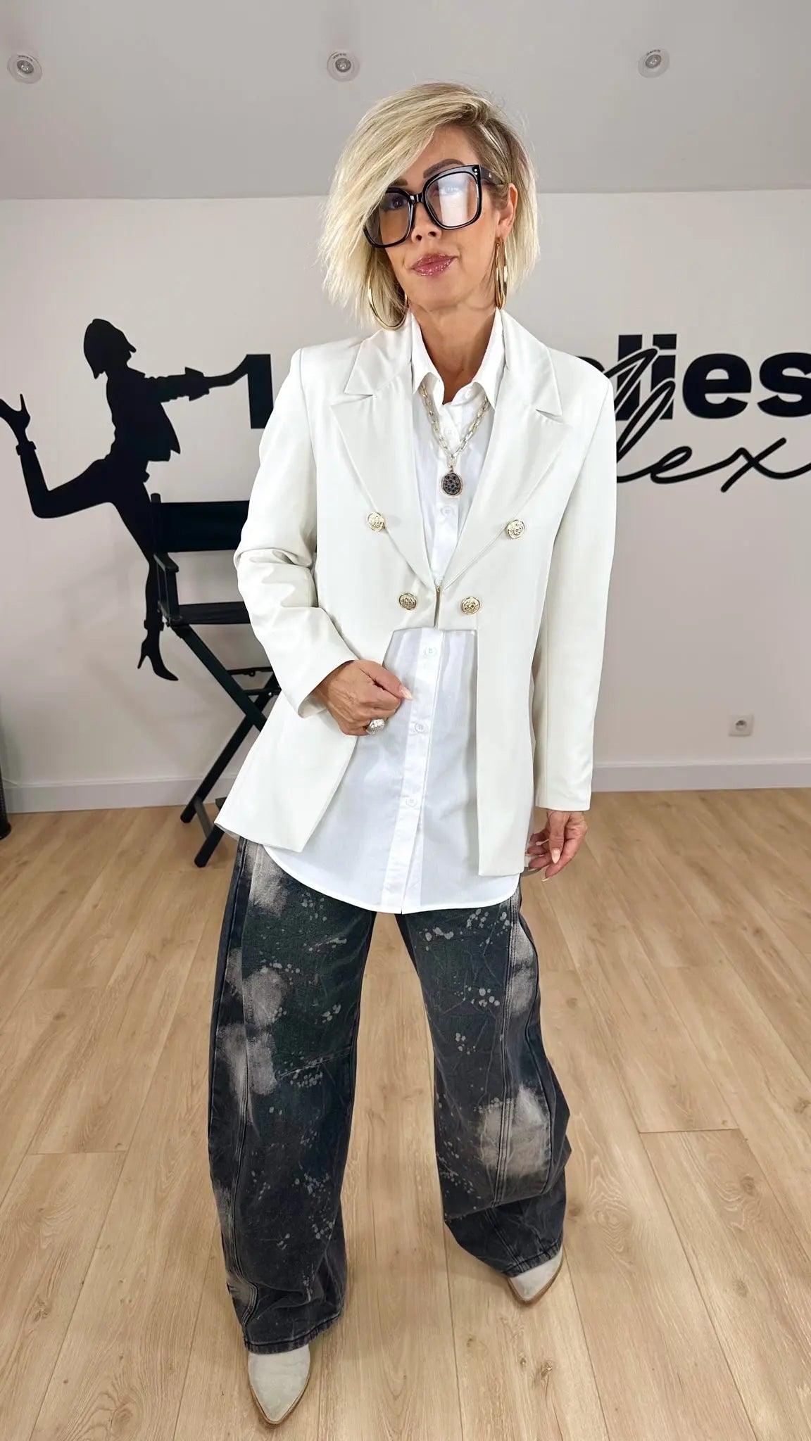 Image of vêtements_femme_mode_prêt-à-porter_boutique_tendance_mode_fashion_nouvelle_collection_nouveautés_look_tenue_style_chic_casual_élégante_fashion_qualité_tshirt_robe_short_blouson_veste_panatalon_top_blouse_pull_pois_jupe_salopette_denim_patch_hussard_officier_napoleon_mandarin_quedepie
