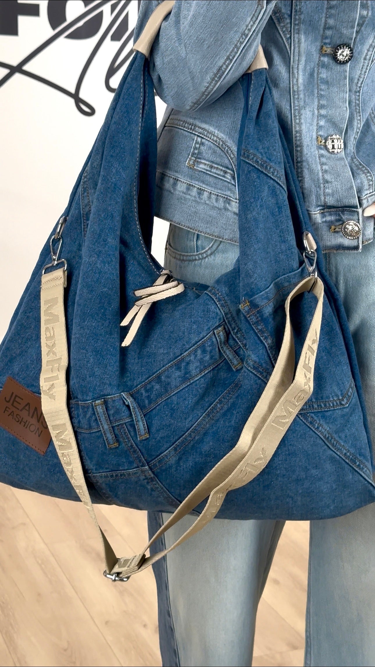sac_denim_jean_femme_mod_intemporel_fashion_robuste_codes_iconique_bourse_moderne_zip_hanse_similicuir_bandouliére_écriture_boublure_rayée