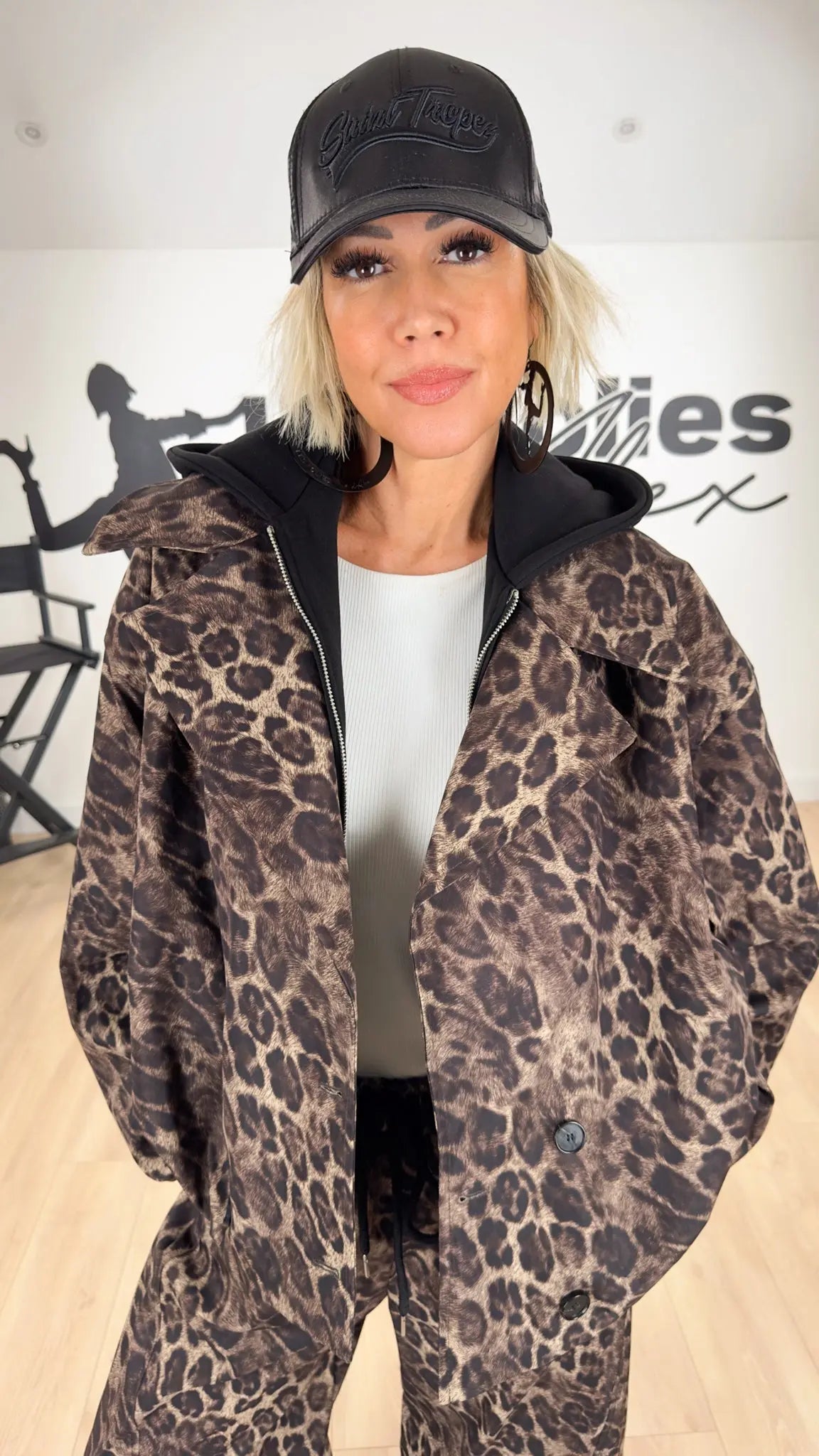 Image of vêtements_femme_mode_prêt-à-porter_boutique_tendance_mode_fashion_nouvelle_collection_nouveautés_look_tenue_style_chic_casual_élégante_fashion_qualité_tshirt_robe_short_blouson_veste_panatalon_top_blouse_pull_pois_jupe_salopette_denim_patch_hussard_officier_napoleon_mandarin_quedepie_jean_jeans_jogging_sport
