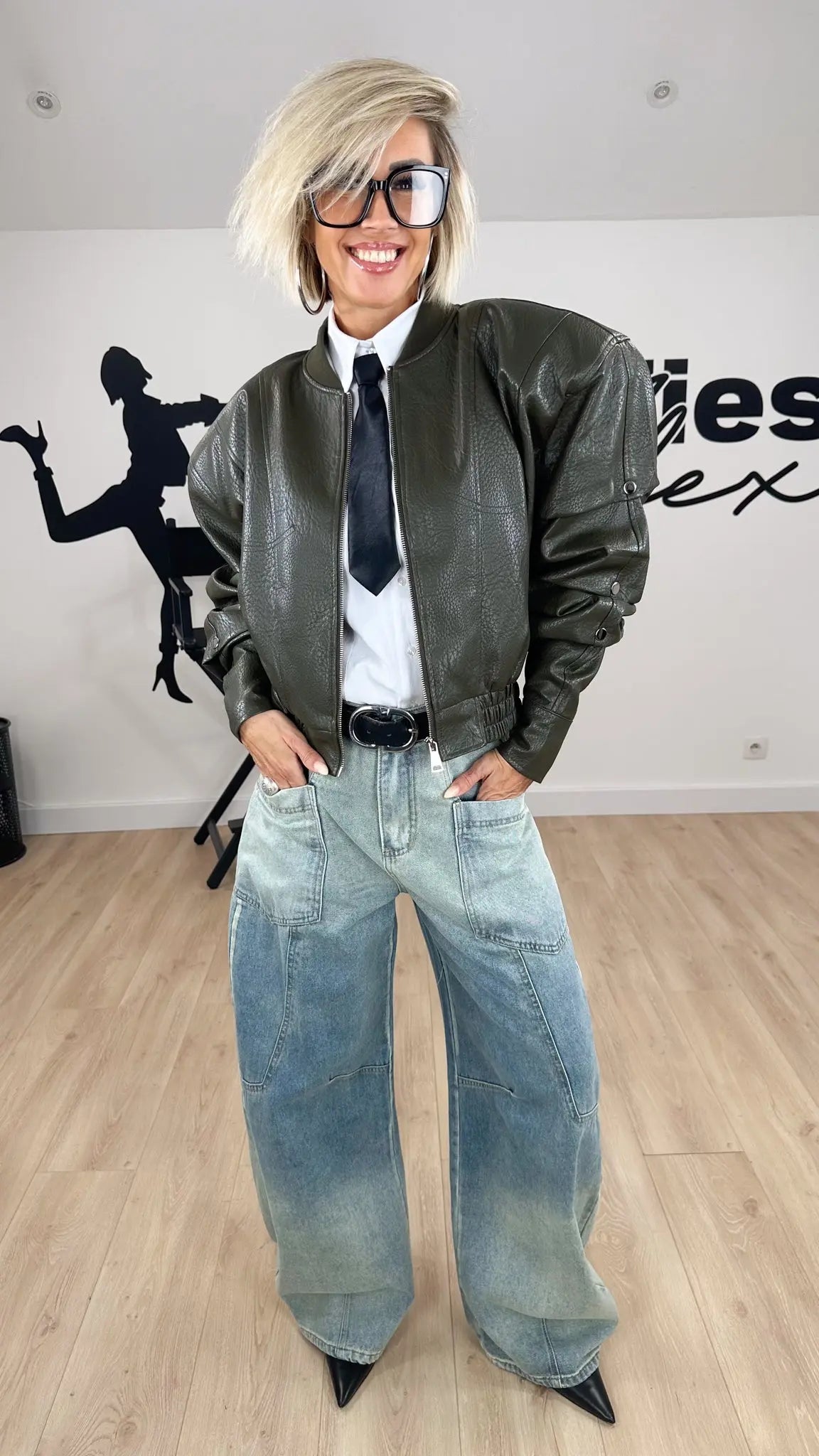 Image of vêtements_femme_mode_prêt-à-porter_boutique_tendance_mode_fashion_nouvelle_collection_nouveautés_look_tenue_style_chic_casual_élégante_fashion_qualité_t-shirt_robe_short_blouson_veste_panatalon_top_blouse_pull_pois_jupe_salopette_denim_patch_hussard_officier_napoleon