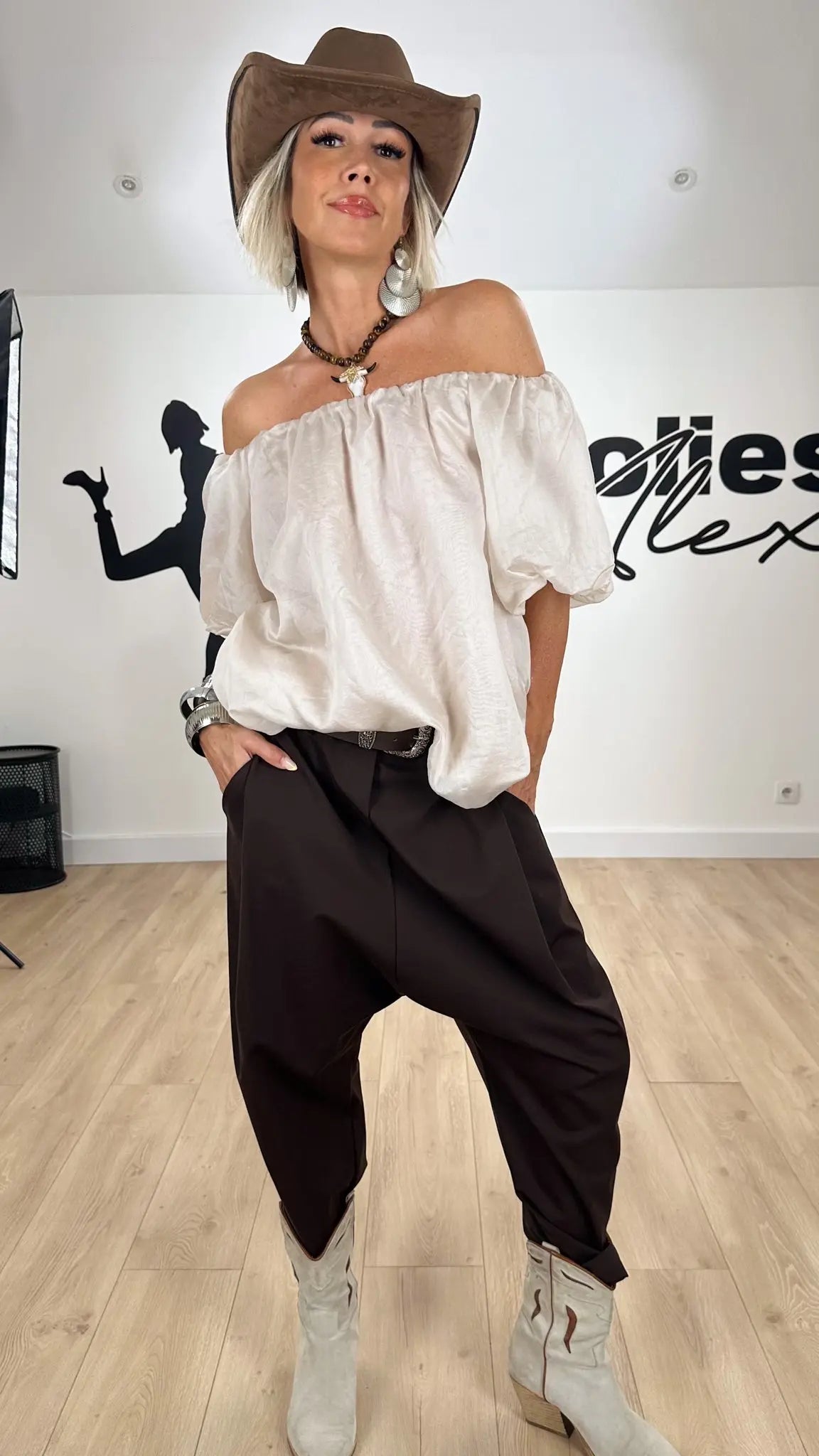 Image of vêtements_femme_mode_prêt-à-porter_boutique_tendance_mode_fashion_nouvelle_collection_nouveautés_look_tenue_style_chic_casual_élégante_fashion_qualité_t-shirt_robe_short_blouson_veste_panatalon_top_blouse_pull_pois_jupe_salopette_pantalon_sarouel_sun