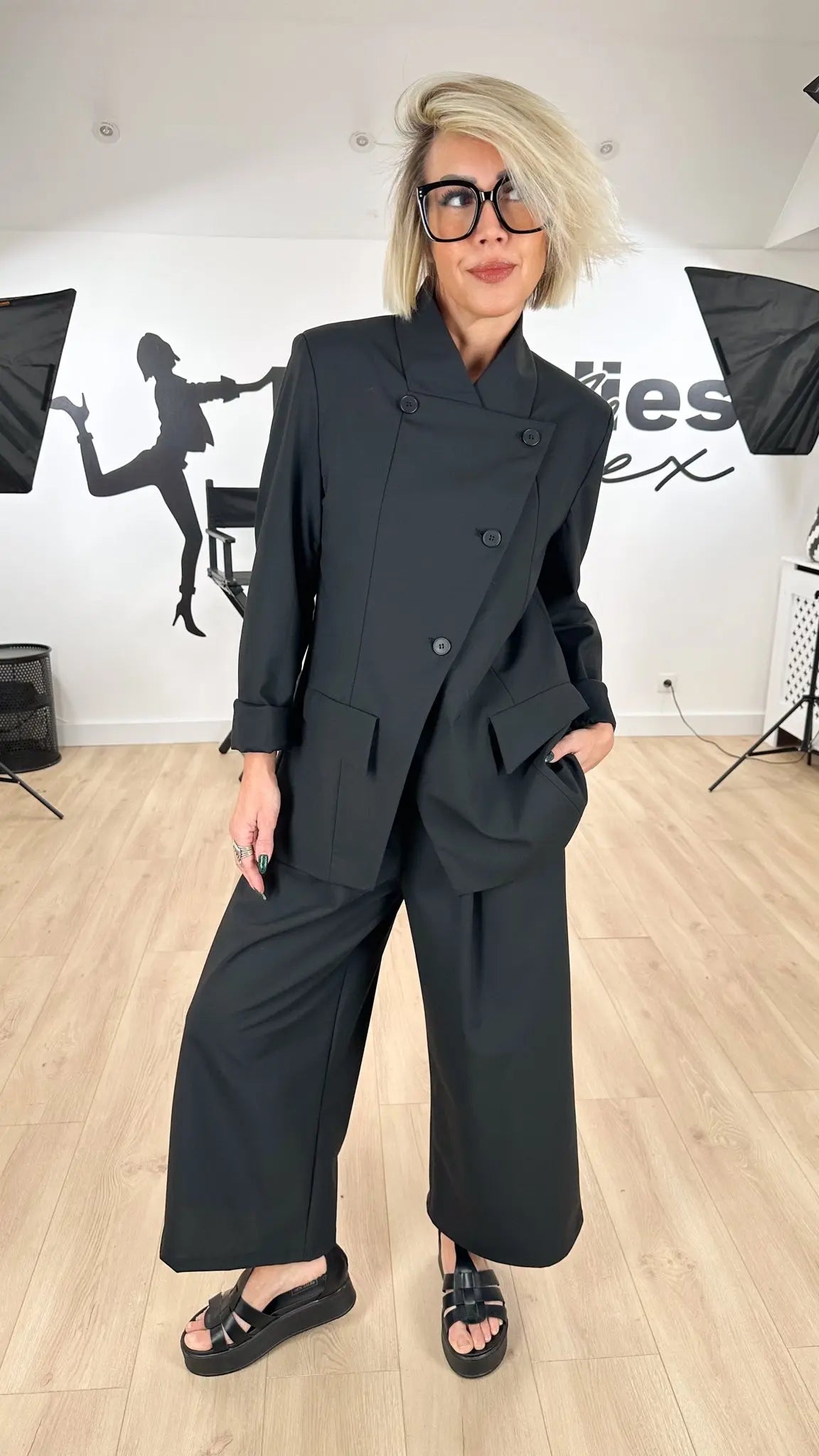 Image of pantalon_féminin_japon_confort_sophistiqué_élégant_moderne_fashion_chic_soignée_belle_wendy_trendy_fabrication_italienne