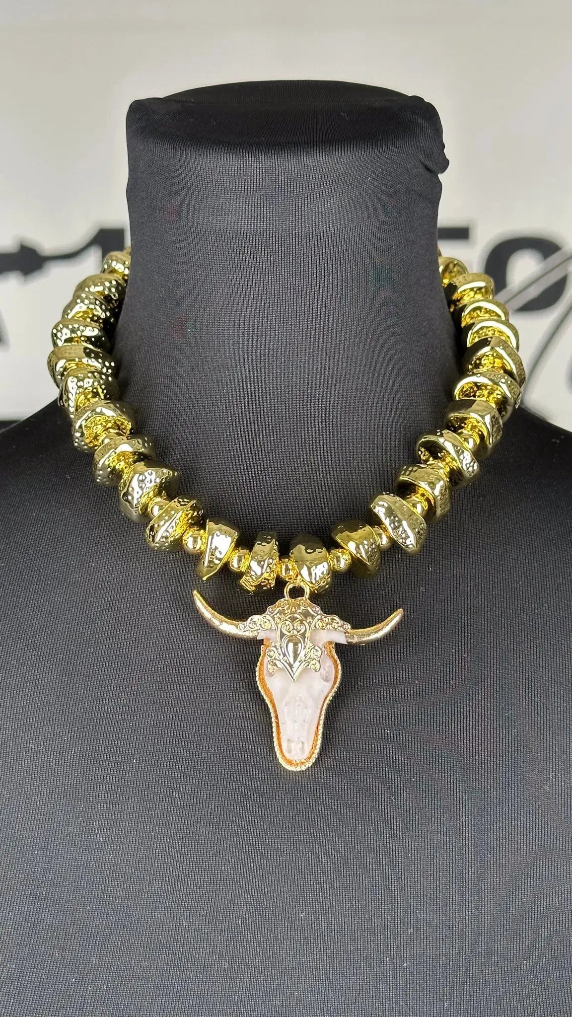 Image of collier_femme_ras de coup_buffle_fashion_mode_or_métal_chic_bohème_western