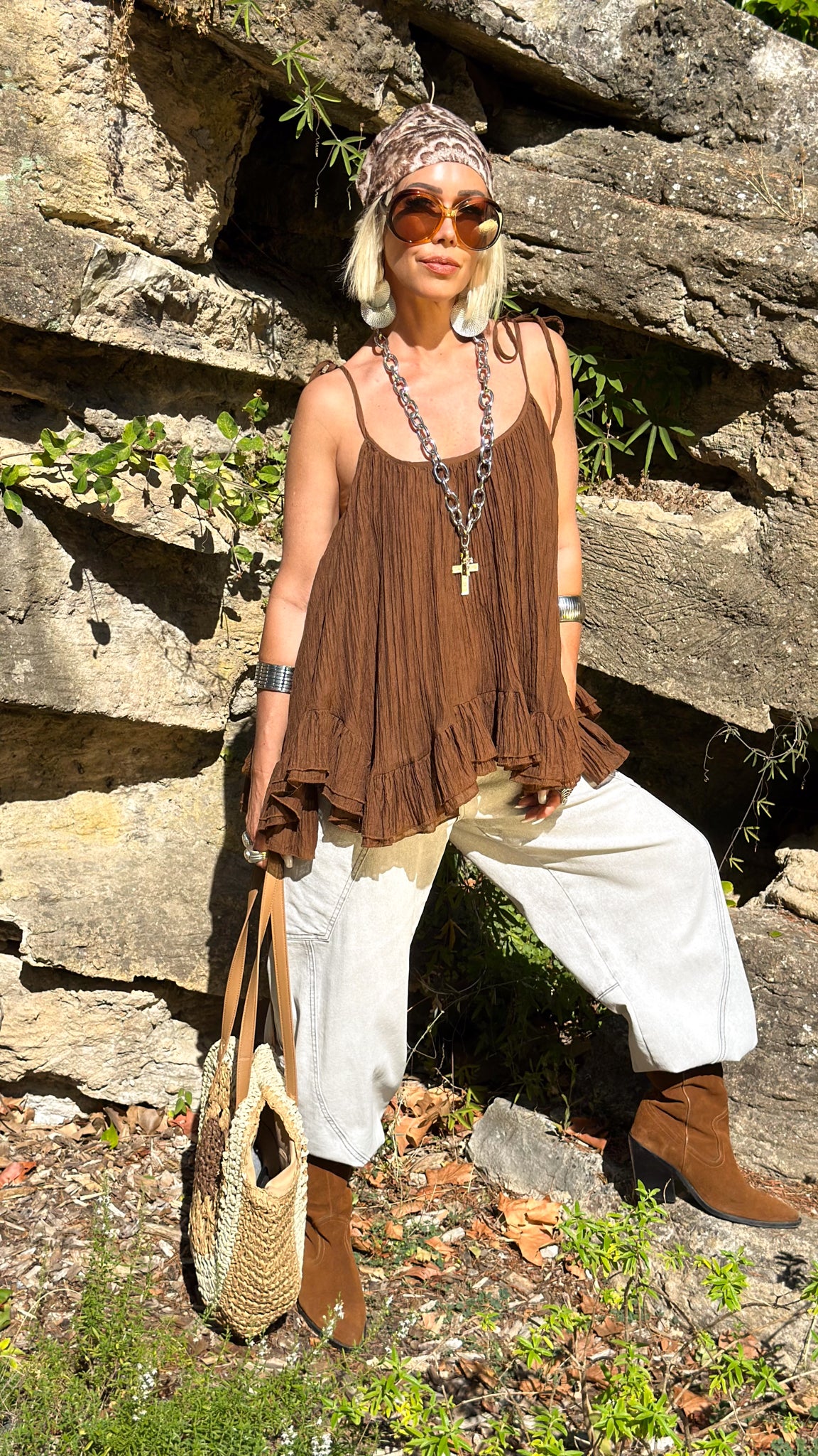 Image of Top GAILA, une pièce féminine et aérienne idéale pour la saison. Ce haut évasé séduit par sa coupe vaporeuse et ses volants délicats à la base, apportant mouvement et légèreté à la silhouette