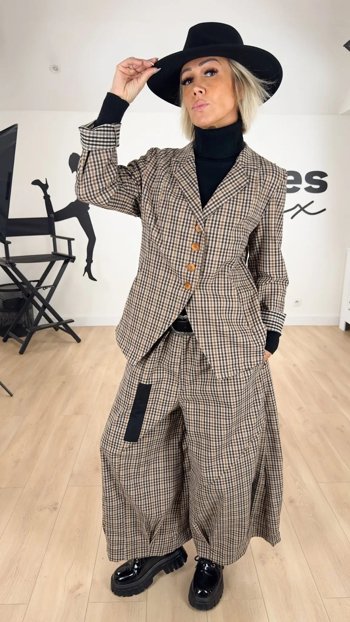 Image of vêtements_femme_mode_prêt-à-porter_boutique_tendance_mode_fashion_nouvelle_collection_nouveautés_look_tenue_style_chic_casual_élégante_fashion_qualité_tshirt_robe_short_blouson_veste_panatalon_top_blouse_pull_pois_jupe_salopette_denim_patch_hussard_officier_napoleon_mandarin_quedepie_jean_jeans_jogging_sport