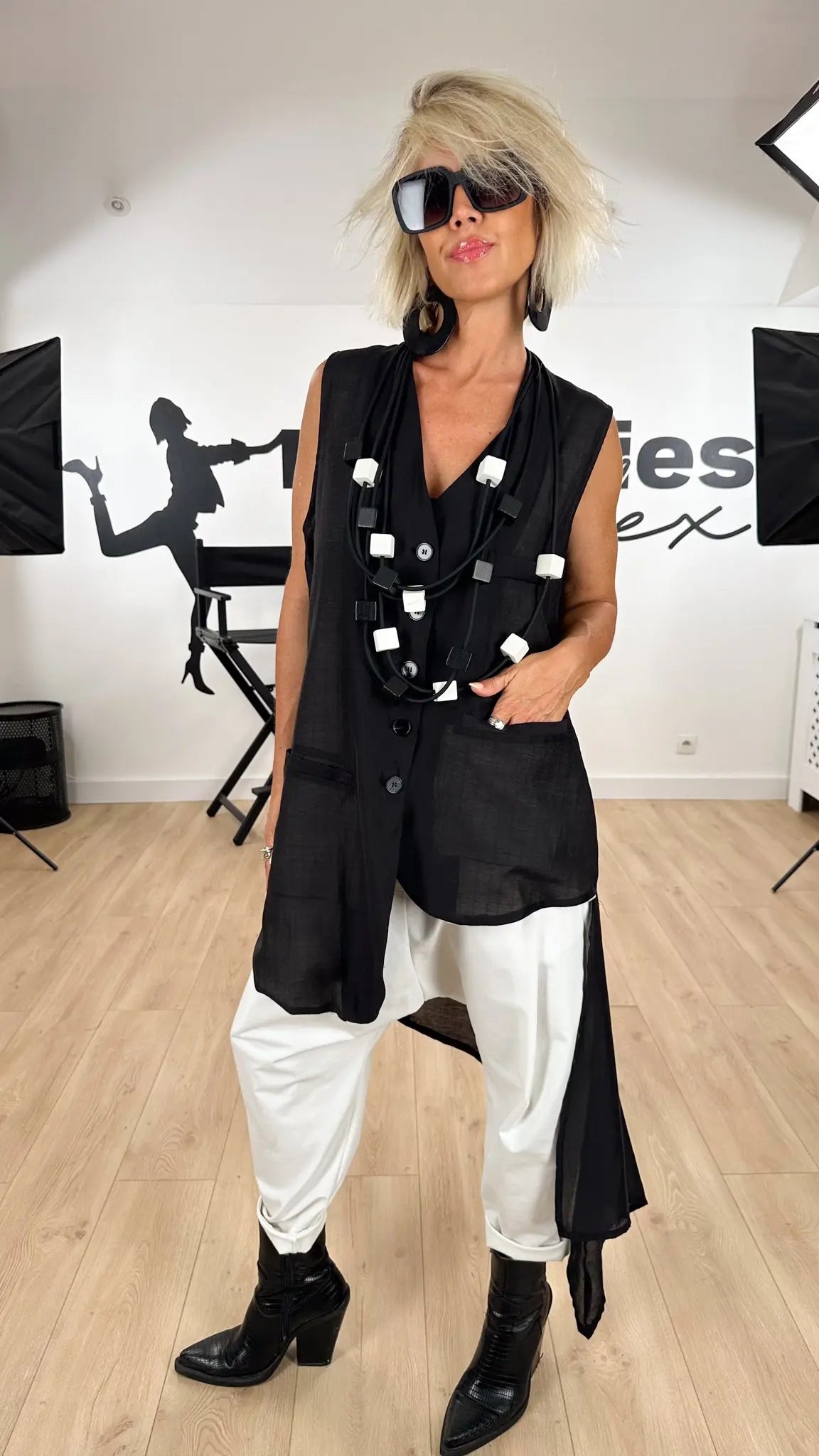 Image of vêtements_femme_mode_prêt-à-porter_boutique_tendance_mode_fashion_nouvelle_collection_nouveautés_look_tenue_style_chic_casual_élégante_fashion_qualité_t-shirt_robe_short_blouson_veste_panatalon_top_blouse_pull_pois_jupe_salopette_collier_cube_bijoux_fantaisie